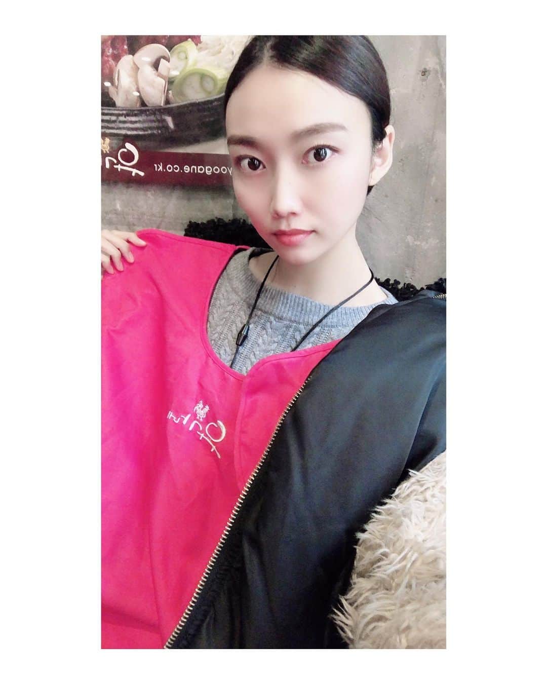 蔵歩実のインスタグラム：「ユガネ本当に大好きだけど においやばいから 行った方は髪はこのように お団子にしてできるだけ 吸収させないようにしましょう。w . . #韓国 #旅行 #ユガネ #한국 #여행 #유가네  #japanese #japanesegirl #일본 #일본인 #일본사람#東京 #tokyo #도쿄 #モデル #model#모델 #followme  #高身長 #高身長女子 #instalove #ootd」