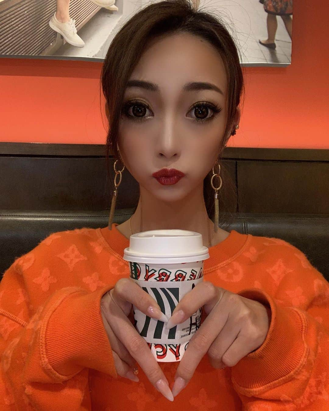 優姫ゆいなさんのインスタグラム写真 - (優姫ゆいなInstagram)「・ ・ starbucks ✖️ 🖤 #スタバハートチャレンジ #なにそれ #チャイティーラテ ☕️❤️ オールミルクにエクストラホイップ🥰 ・ ・ #ファブリック#東京#六本木#新宿#歌舞伎町#名古屋#栄#錦#岐阜県#岐阜市#柳ヶ瀬#多治見市#キャバクラ#キャバ嬢#love#お酒#アルコール#follow#Instagram#ゆいな#優姫ゆいな#コスプレ#レイヤー#スターバックス#starbucks#スタバ#luisvuitton」11月14日 18時53分 - yuina_az