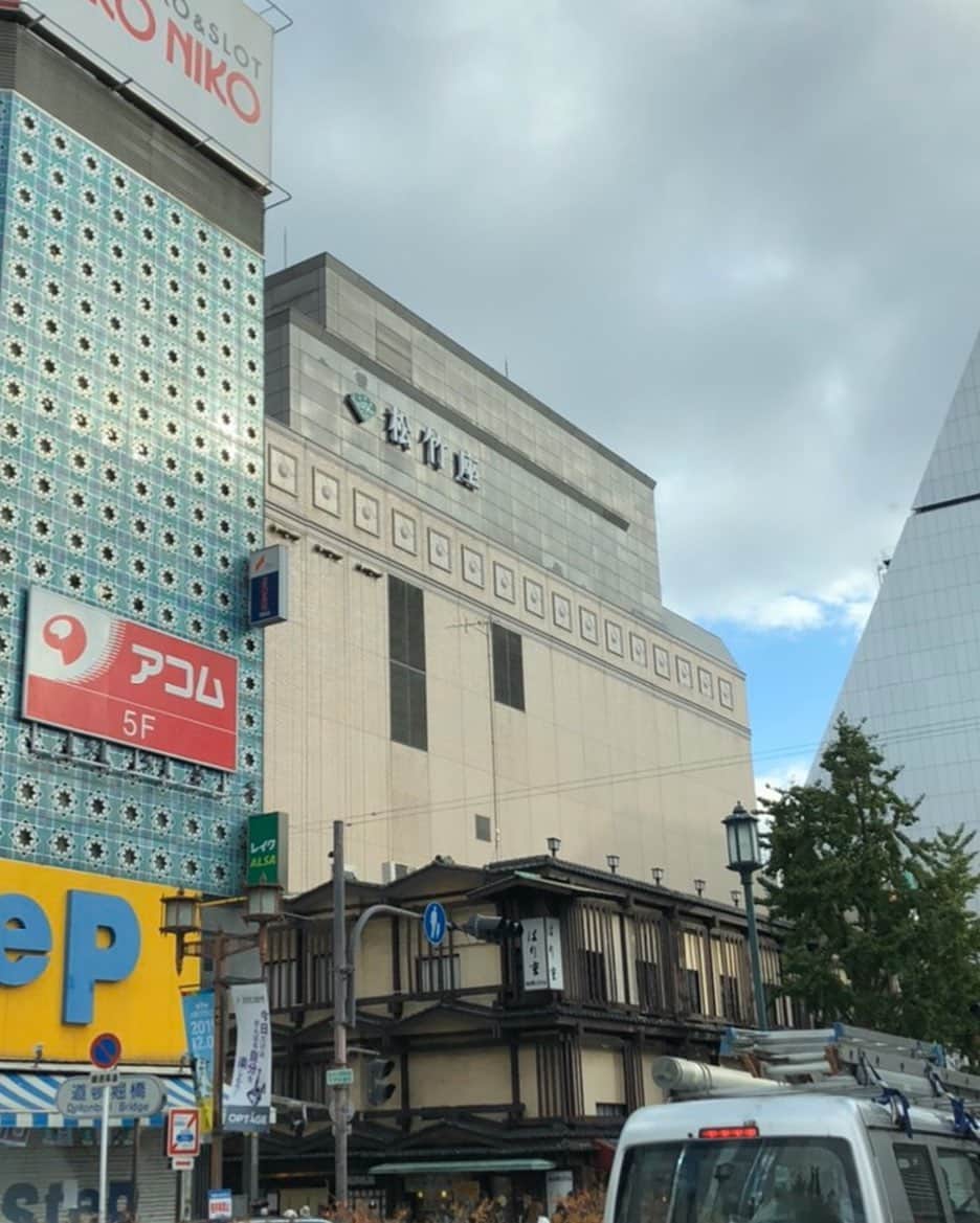 のインスタグラム：「.﻿ 大阪に来ました。﻿ 七月に出演していた松竹座の横を通りましたが今日の仕事はここではありません。﻿ 大阪は大好きな街なので、また松竹座に出演できる時を楽しみにしています。」