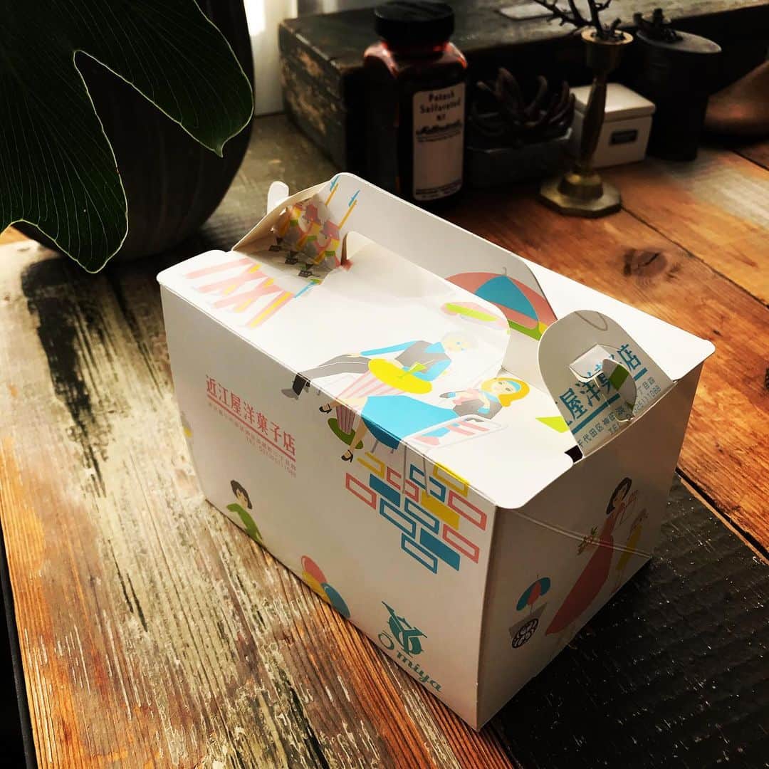 のインスタグラム：「今日のインタビュー取材は、お昼時間帯にかかってしまうので、東京・神田の近江洋菓子店の箱サンドを用意してみました。 小ぶりなので、話しながらでも簡単につまめるし、なにより手作りで美味しいので重宝します。（編集K野） #サンドイッチ #近江屋洋菓子店 #ランチ #エクラ」