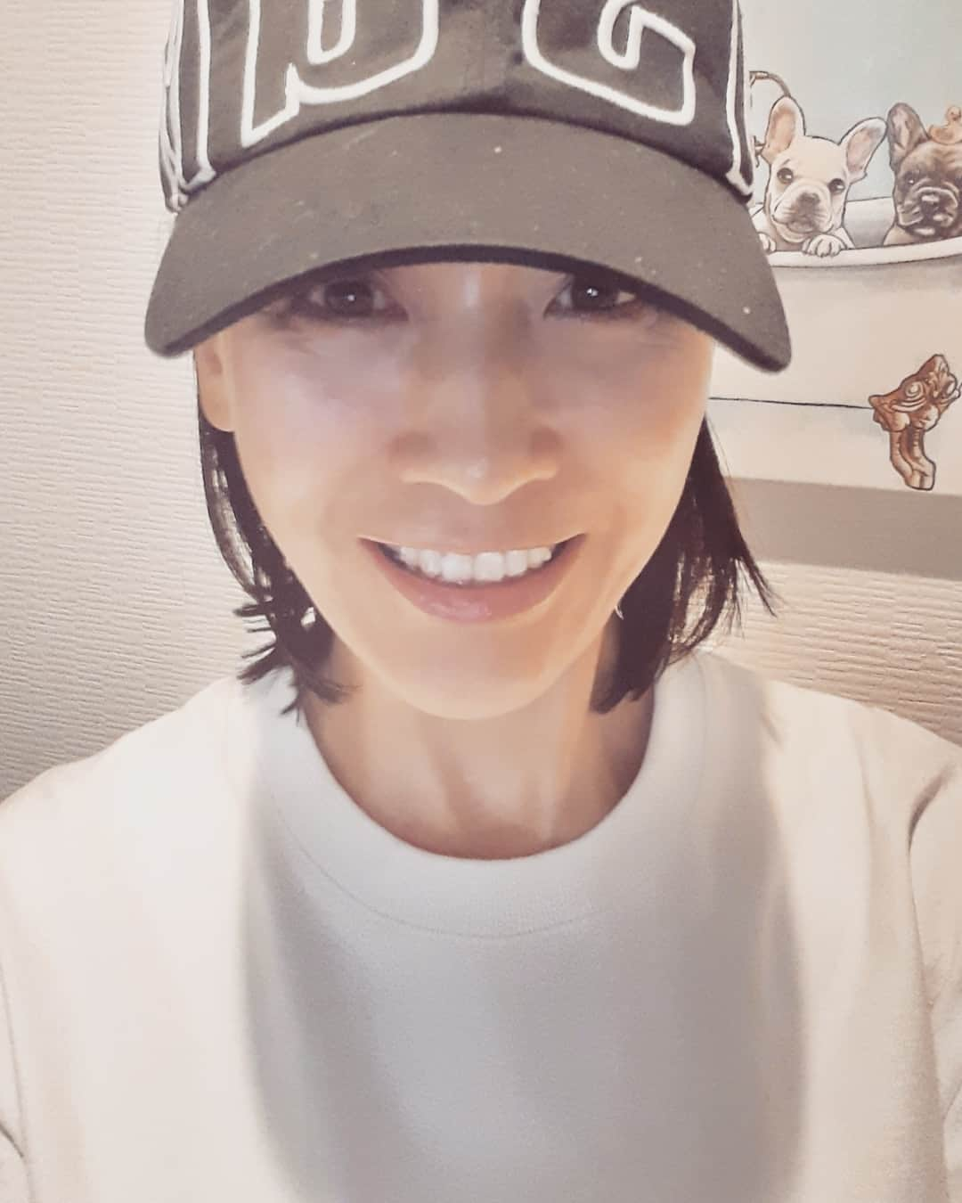 Micaco（ミカコ）さんのインスタグラム写真 - (Micaco（ミカコ）Instagram)「先日、52歳にして［矯正］を始めました。 「何で今さら？？」 と皆に言われましたが、やってしまった😅  そして、始めてすぐに後悔。 違和感、不快感、口の中に口内炎、夜も眠れず歯ごと取ってしまいたいほどのストレス😭 「インビザライン」 といって、マウスピースを1日22時間装着して矯正していく方法。 1週間に1度マウスピースを変えながら矯正していく。 透明なので、見た目はほとんどわからない。  仕事中もしてられるなら、と軽い気持ちで始めたのが間違いだった😱  が、人間の適応能力は凄い。 4日目には慣れてきたではないか。  周りには矯正経験のある人が多いのに、誰1人矯正の辛さを教えてくれなかった。  今聞くと 「大変だってよー・・・・・・」 と聞いてても辛そうな話をしてくれる。  でも、今となってはその辛さは忘れてるらしい。  矯正が終わり、完成した歯並びを見ると全ての辛さを忘れ 「やってよかった！！」 と満足な気持ちに変わるらしい。  そうなのね。 その言葉を信じ、頑張る👍👍 #歯並び#矯正#マウスピース#透明#インビザライン#小顔#キャップ」11月14日 19時02分 - micaco_s