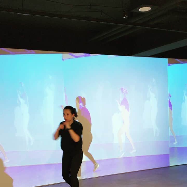 持永真実のインスタグラム：「まみキックがたくさんいる〜👯‍♀️👯‍♀️﻿ ﻿ 今日は新プロジェクトの研修で朝から1日動きっぱなしでした！﻿ 頭爆発しそうだけど、資格の勉強と並行して頑張ります🤯﻿ 今日はもうねむいぞぅ...🥱﻿ ﻿ #キックボクシング #まみキック #シャドーボクシング #kickboxing﻿」