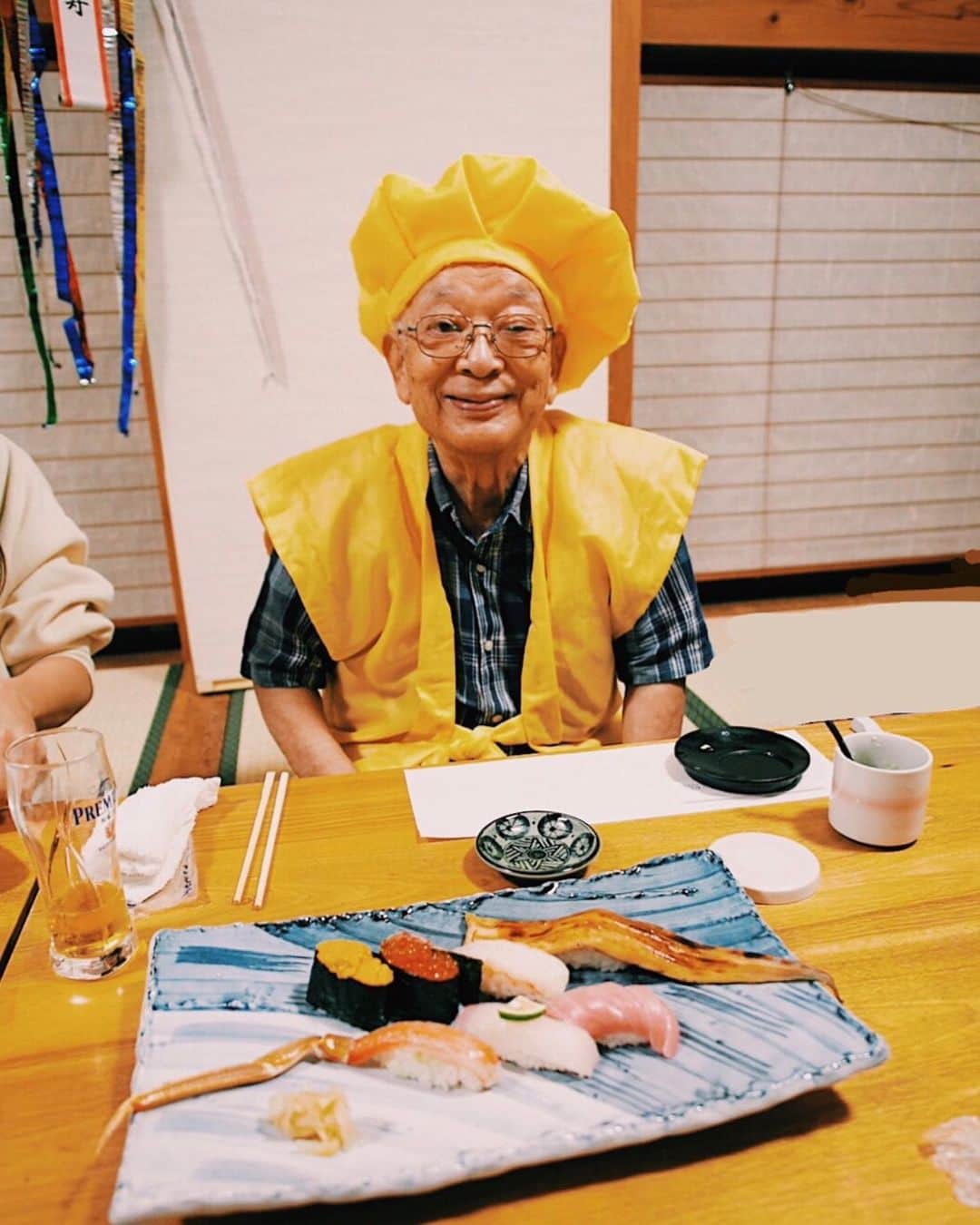 新井郁さんのインスタグラム写真 - (新井郁Instagram)「88HBD〜‼︎🌻💫🌝🍋💛﻿ 米寿は黄色らしいです（ちゃんと着るの可愛い笑）﻿ ﻿ アナゴが好物だったおばあちゃんに﻿ このおっきなアナゴ持って帰ってやりたいなぁって﻿ お店の方にもう一つ作ってもらってました。﻿ それを聞いて嬉しそうに自分のアナゴ食べてました。 大好きな自慢のおじいちゃん。﻿ まだまだ元気でいてね。おめでとうだよ〜☺︎」11月14日 18時55分 - araiiku_official