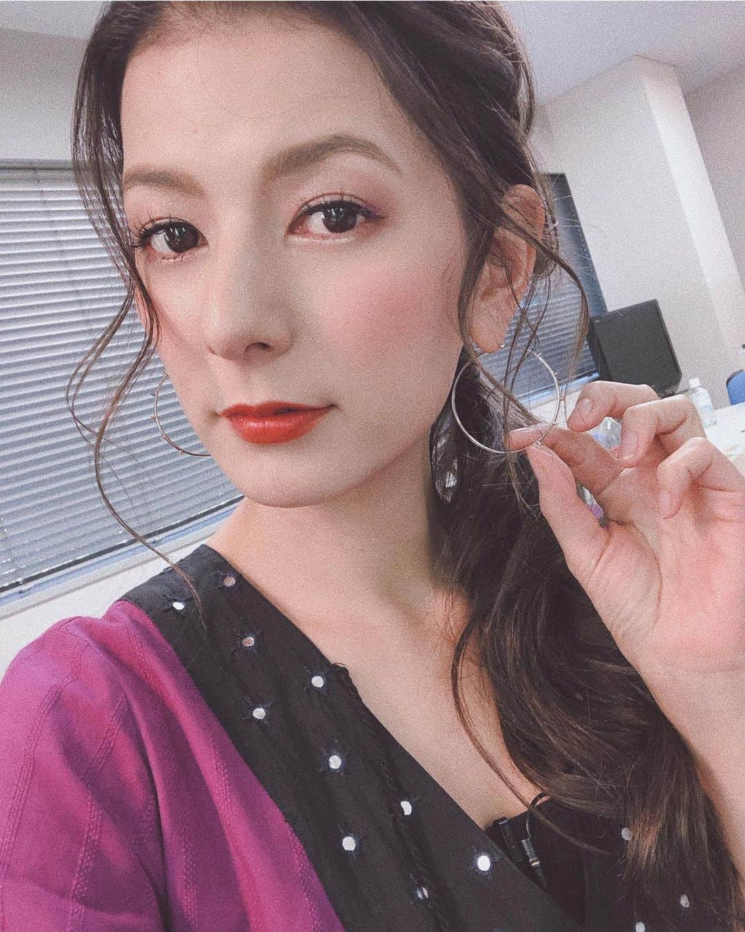 スザンヌさんのインスタグラム写真 - (スザンヌInstagram)「今日は#ダウンタウンdx の女子スペシャルの収録だったよ👀💜﻿ ﻿ 久しぶりに会えた友もいて﻿ ほんと楽しかったし心底笑った🌈﻿ ﻿ あーっ楽しかった😍﻿ 女性のパワー💪ビシビシとたーくさん感じました！！﻿ ﻿ お家も公開したり私服チェックもして頂きましたので来週木曜日←もうあっという間だ！！﻿ 是非ご覧ください😍❤️﻿ ﻿ 私服でつけてきた　@stellarhollywood トパーズの﻿ コラボピアスとクリアバングルが　今日の衣装にもぴったりだったのでそのままつけて収録いきました💘﻿ ﻿ ﻿ ワンピ… @velnica_japan﻿ ﻿ ブーツ… @esperanza_official﻿ ﻿ アクセサリー… @stellarhollywood﻿ ﻿ パープルワンピに深赤リップ💄﻿ すきだったなぁ！（2枚目は収録後で笑いすぎて全部リップとれてるけどw）」11月14日 18時57分 - suzanneeee1028