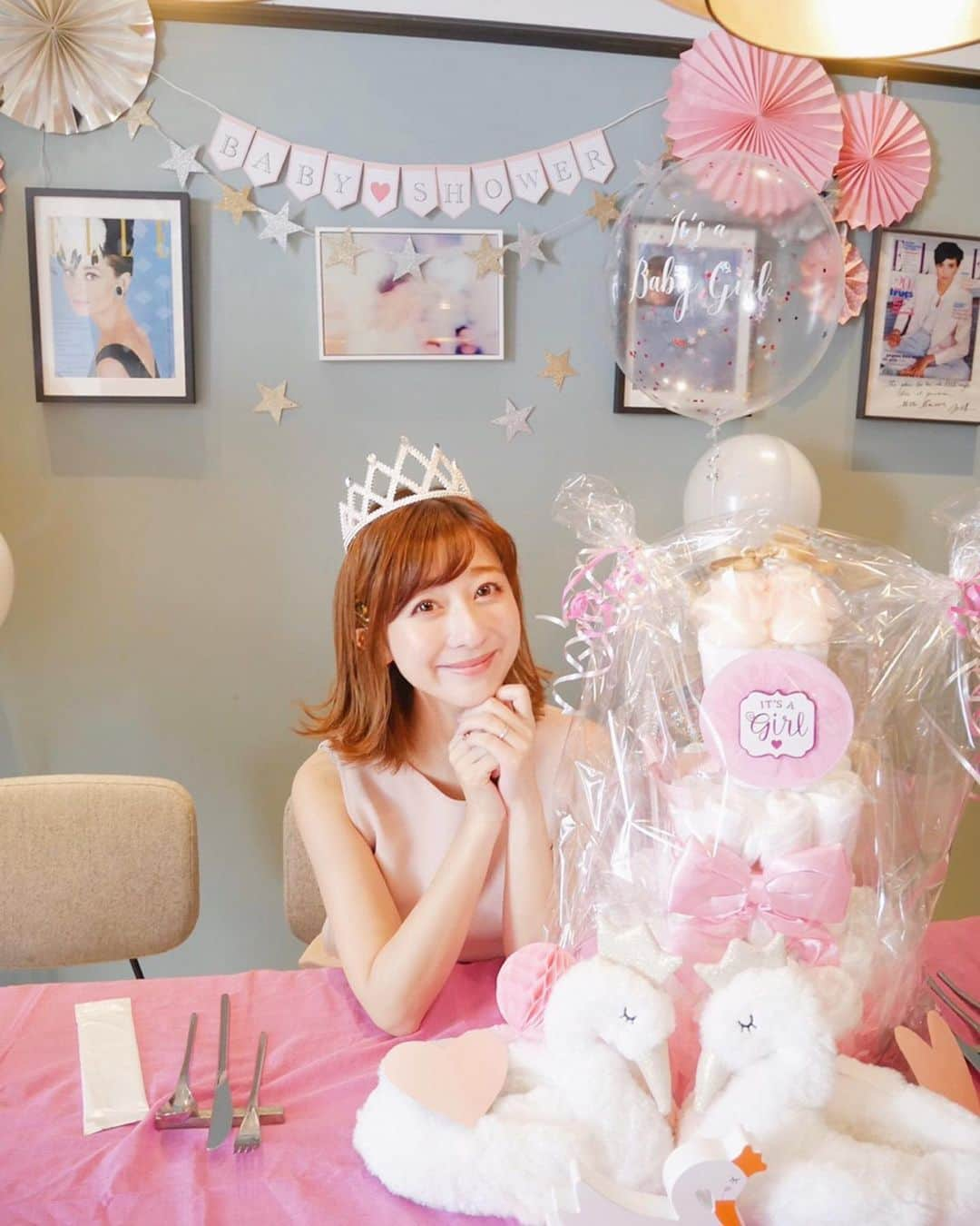 李 雨瀟さんのインスタグラム写真 - (李 雨瀟Instagram)「baby shower👶💕✨ . さあやんのベイビーシャワーをしてきたよ❤️ サプライズ大成功✌️💕 部屋に入ってきて驚いて涙してたさあやんが忘れられない🥺✨ 元気な赤ちゃん産んでねー💕💕💕 . ケーキはゴルフ友達でケーキ作りをしてる @_golf_kayo @_carrycookies_kayo にお願いしたの❤️ 可愛すぎたぁ🥺❤️ありがとう❤️ . そして飾り付けはバルーン屋さんをやってるひろちゃん @m_hiroko102 が✨ これまたセンスがよくて可愛すぎた〜😆💕 . 集まると3時間があっという間どころか、 4時間弱話し込んじゃったな😝 最近周りがハッピーなニュースがたくさんで本当に嬉しいし幸せだっ❤️ . . #babyshower #ellecafe #ellecafeaoyama  #cake #lunch #happy #baby #itsagirl  #ベイビーシャワー #エルカフェ #エルカフェ青山 #ケーキ #ランチ #幸せ」11月14日 18時57分 - yuisho_ri