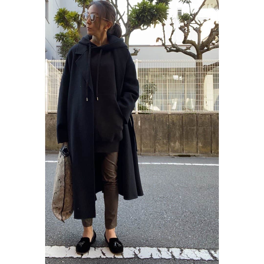 のインスタグラム：「今日は撮影で朝早く出たからコート着たけど、まだ暖かかったかな🙄 . でも軽くて着やすい　@norc.jp . #shizunascoordinate」