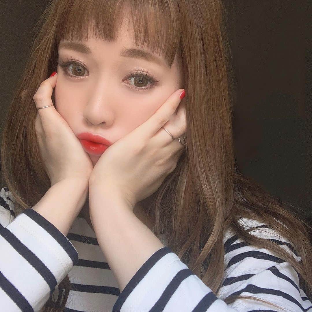 k i ｒa r a のインスタグラム：「꒡̈⃝﻿ ストーリーの前髪アンケートで﻿ 圧倒的にオン眉が人気だったので﻿ オン眉にしたよ👶🏻﻿ ﻿ オン眉ロングは6年ぶり♥︎」