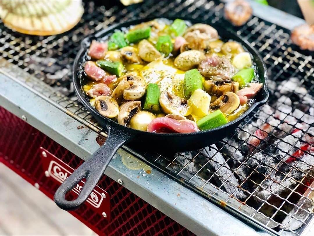 Coleman Japanのインスタグラム：「季節の美味しい食材で、絶品「アヒージョ」を作ろう🍄🐚🥑 ワインやバゲットがすすみます♪ ・ 📷：@yuichibi150cmさん 素敵なお写真ありがとうございました✨ ・・ ━━━━━━━━━━━━━━━━━ 🍽#私のコールマンレシピ 大募集！ #私のコールマンレシピ を付けて投稿して頂いた中から素敵なお写真は、コールマン公式SNSでご紹介させて頂きます♪ ━━━━━━━━━━━━━━━━━ ・ ・ ・ #灯そうColeman #灯そうコールマン #灯そう #Coleman #コールマン #Outdoor #アウトドア #アウトドア料理 #アウトドア飯 #キャンプ飯 #キャンプご飯 #キャンプ料理 #キャンプごはん #アウトドアレシピ #キャンプレシピ #クラシックアイアンスキレット #アヒージョ #私のコールマン」