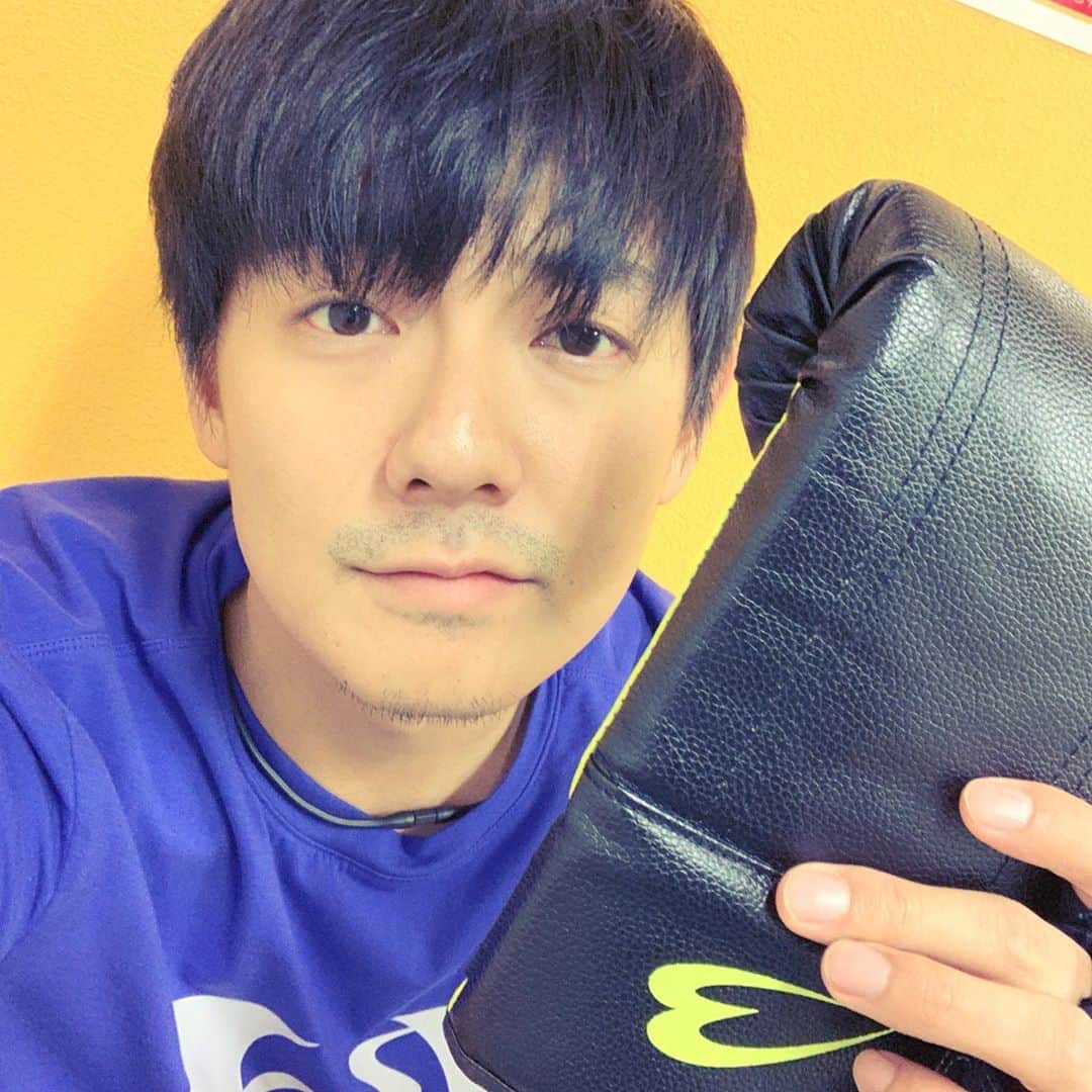 のインスタグラム：「ちょっとここ最近、連日の飯会で美味い飯と旨い酒を身体に注入し過ぎたので、自分と向き合いにきたぞ。笑 汗出して心も体もスッキリさせるぜ🤛🤛🤛 #workout #kravmaga」