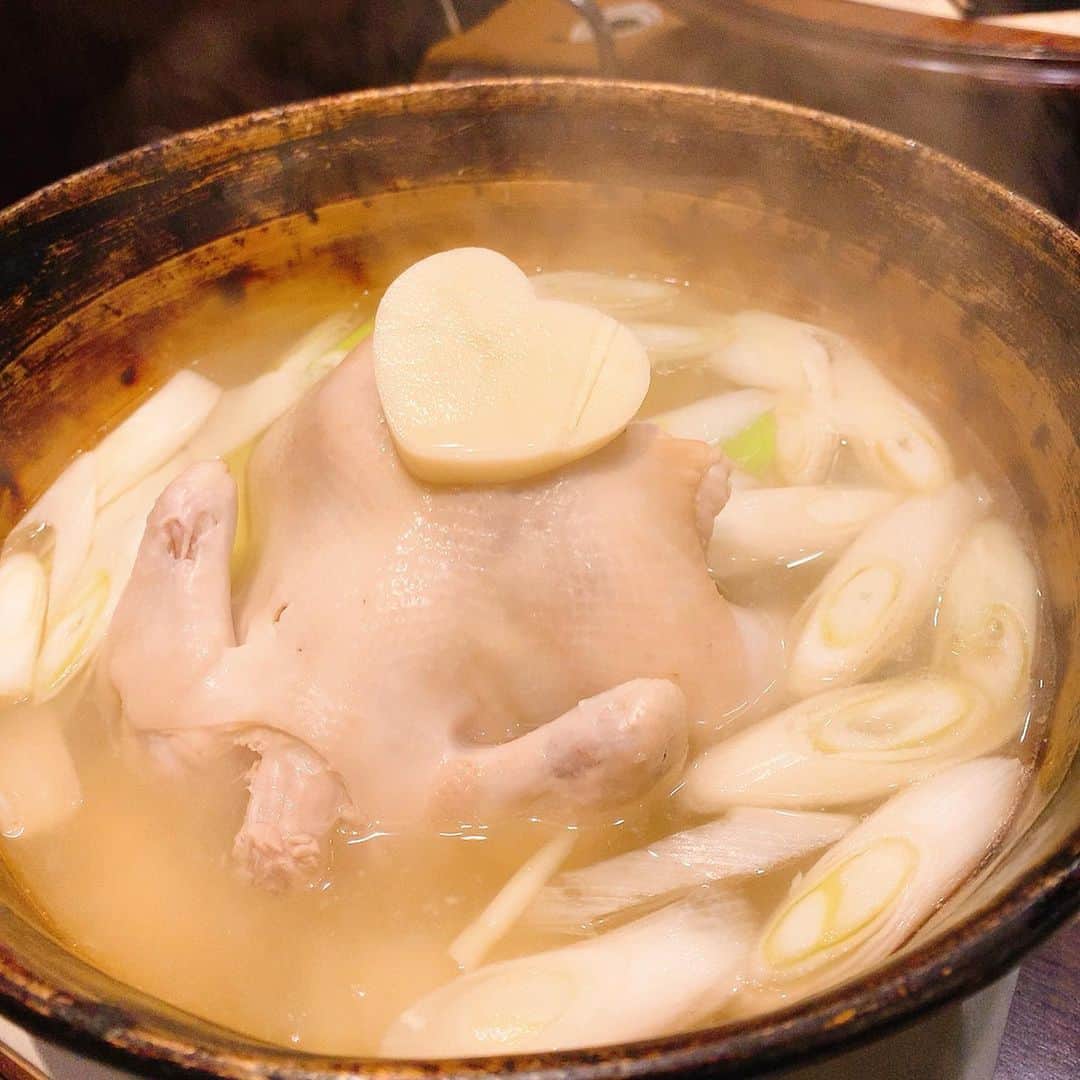 岩佐美咲さんのインスタグラム写真 - (岩佐美咲Instagram)「お鍋が美味しい季節になりましたよね〜🥰﻿ ﻿ 少し前に亜美菜ちゃんと食べたタッカンマリ🐔🙏﻿ 鍋のスープ、水筒に入れて持って帰りたいくらい美味しかったです。捨てるなら本当に持って帰りたい。﻿ ﻿ ﻿ ﻿#韓国料理 #タッカンマリ #鶏肉 #なべ #お鍋 #締めは #カルグクス #最高 #もう食べたい #グルメ　#チヂミ #ご飯 #foodstagram #chicken」11月14日 19時03分 - wasaminnn