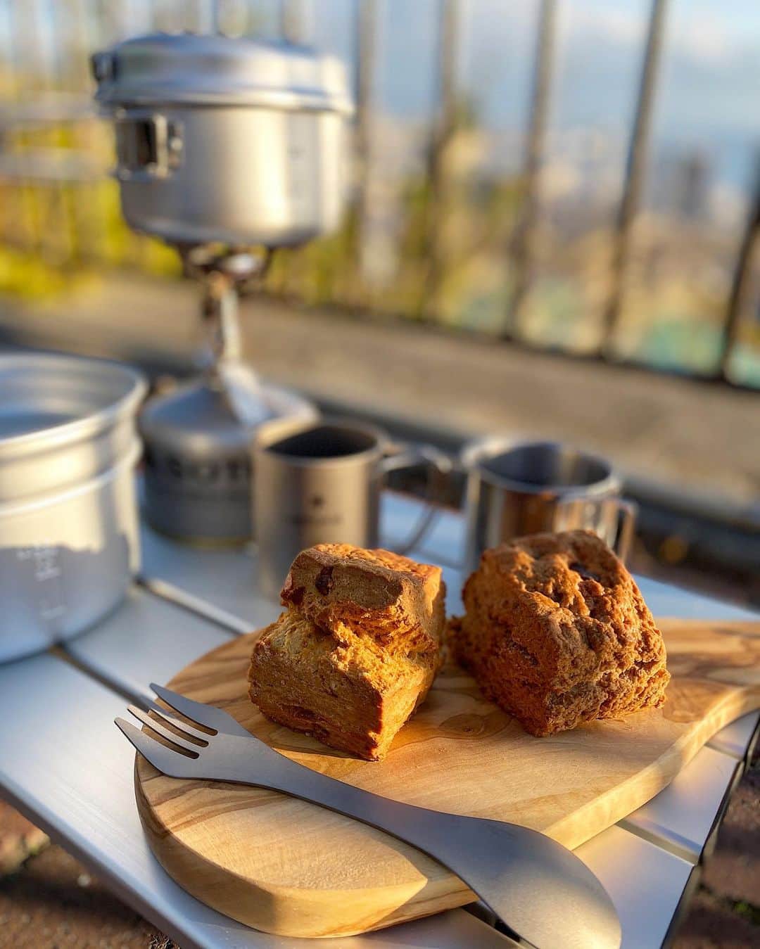 のインスタグラム：「今日はhiking day!!近場の新神戸→諏訪山コース♡途中ヴィーナスブリッジでスコーン＆お紅茶タイム＼(^o^)／キャンプと言って良いのかな？ずっとこれがやりたかった！神戸の景色を眺めながら贅沢過ぎるtea time♡私、もうすっかりアウトドア女子です♡笑 #登山#登山女子#登山部#山ガール#ハイキング#トレッキング#ビーナスブリッジ#神戸」