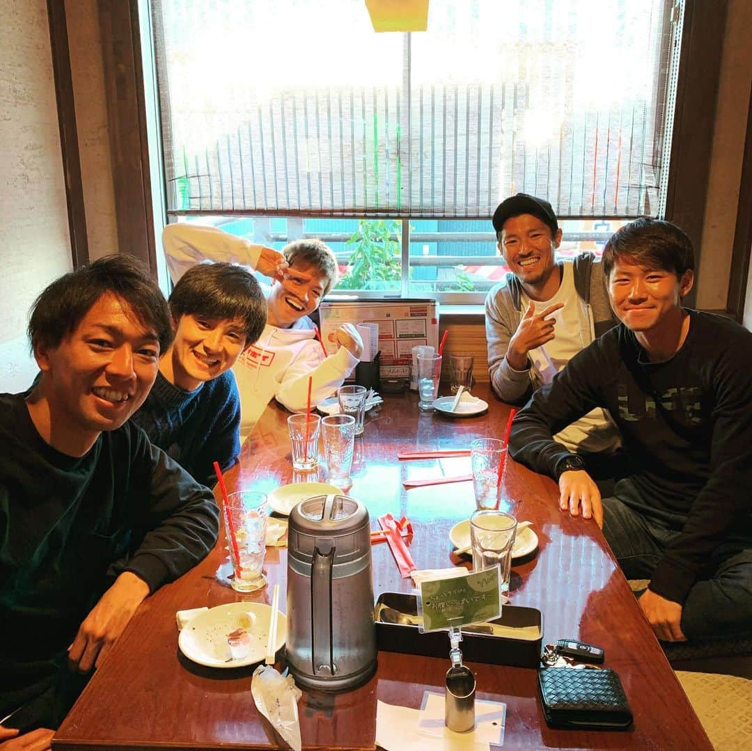 温井駿斗さんのインスタグラム写真 - (温井駿斗Instagram)「岩間会で誕生日会してもらいました😚 #岩間会 #エース久富一族 #今日は大知くん用事のため不参加 #人数合わせの初参加坂田良太 #プレゼントありがとうございます！ #23歳になりました。」11月14日 19時03分 - nukuihayato28