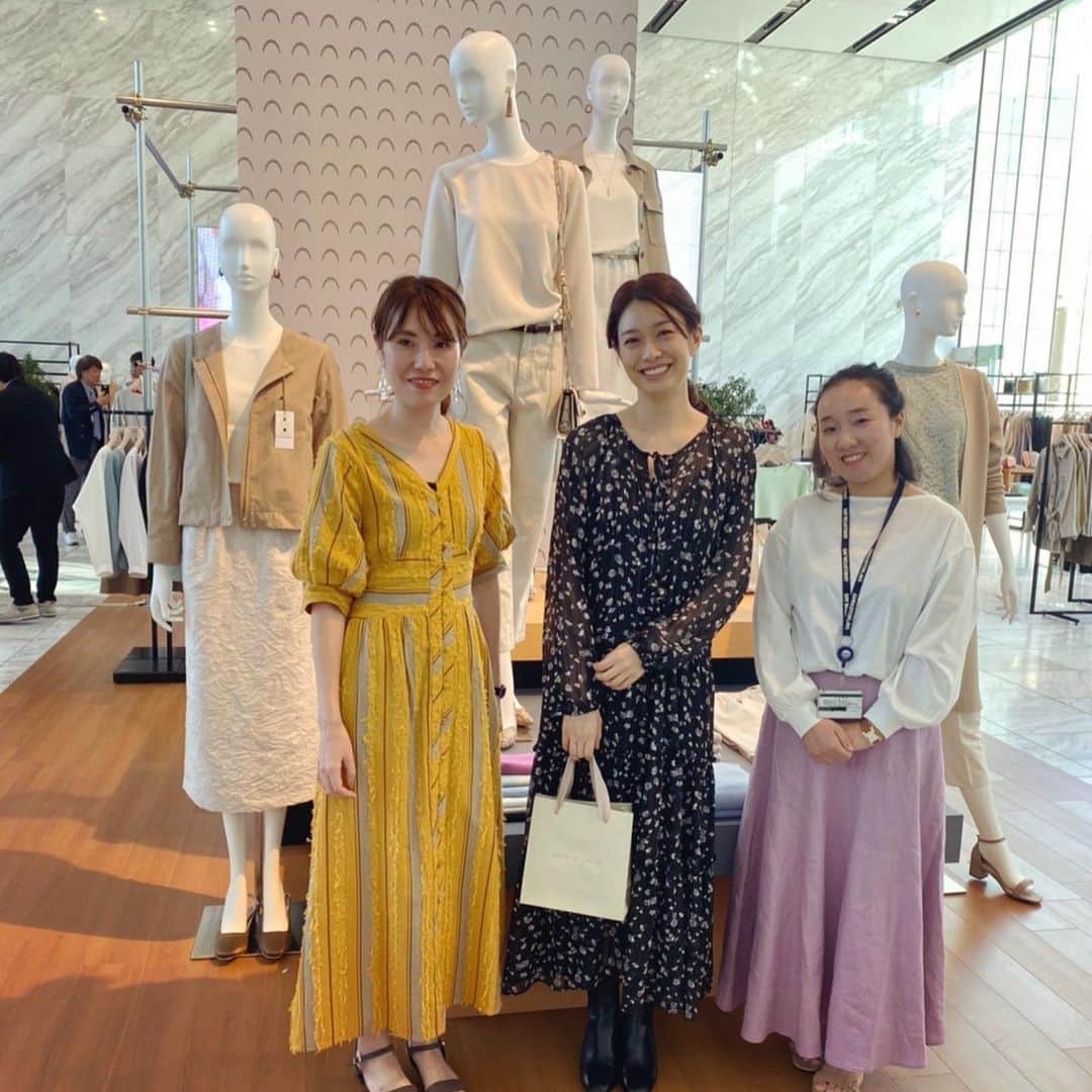 高橋絵美のインスタグラム：「@opaque.clip の展示会にお邪魔してきました☺️5枚目左の白デニム、麻混で白すぎず優しい色合いでよかったな〜😌春っぽく淡い色合いで会場にいるだけで癒されました🌸 いつも撮影でお世話になってる森さん、はじめましてのチェさんご招待いただきありがとうございました❣️ #opaqueclip #オペークドットクリップ #春夏#ss #展示会 #オペークの撮影はいつも楽しい#もう春夏か #お土産スヌーピーかわいい#バスミルク #ありがとうございました」