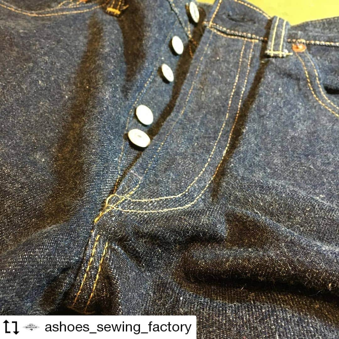 select shop「ASHOES」 SHOP STAFFさんのインスタグラム写真 - (select shop「ASHOES」 SHOP STAFFInstagram)「#Repost @ashoes_sewing_factory Made by @Image.Downloader · · · · 全ボタンホールのリペア。  たかがボタンホールなのですが、ちゃんとやると結構な作業だったりします。  ボタンホールは負担の多い場所なので、長持ちするように補強に工夫を込めております。  トップボタン周りと比翼周りを分解し、元々の穴を一度埋めて、もう一度ボタンホールミシンで開け直し、縫い戻しました。  お気軽に ご相談ください。 −−−−−−−−−−− ジーンズを カッティングから 丸縫いしています。  シルエットの別注も 可能です。  リペアへのフィードバック。 またその逆を 日々貯め込みながら。 −−−−−−−−−−− #ボタンホール #リメイク #デニムリペア #ジーンズ修理 #デニム修理 #サイズ変更 #幅出し #handmade #ハンドメイド #ashoes #亜洲'S #さいたま #大宮 #デニム #ジーンズ #裾上げ #チェーンステッチ #お直し #リペア #穴埋め #タタキ #singersewing #Unionspecial #sewing #sewingmachine #ミシン #シンガーミシン #ユニオンスペシャル #jukI」11月14日 19時06分 - ashoes_official