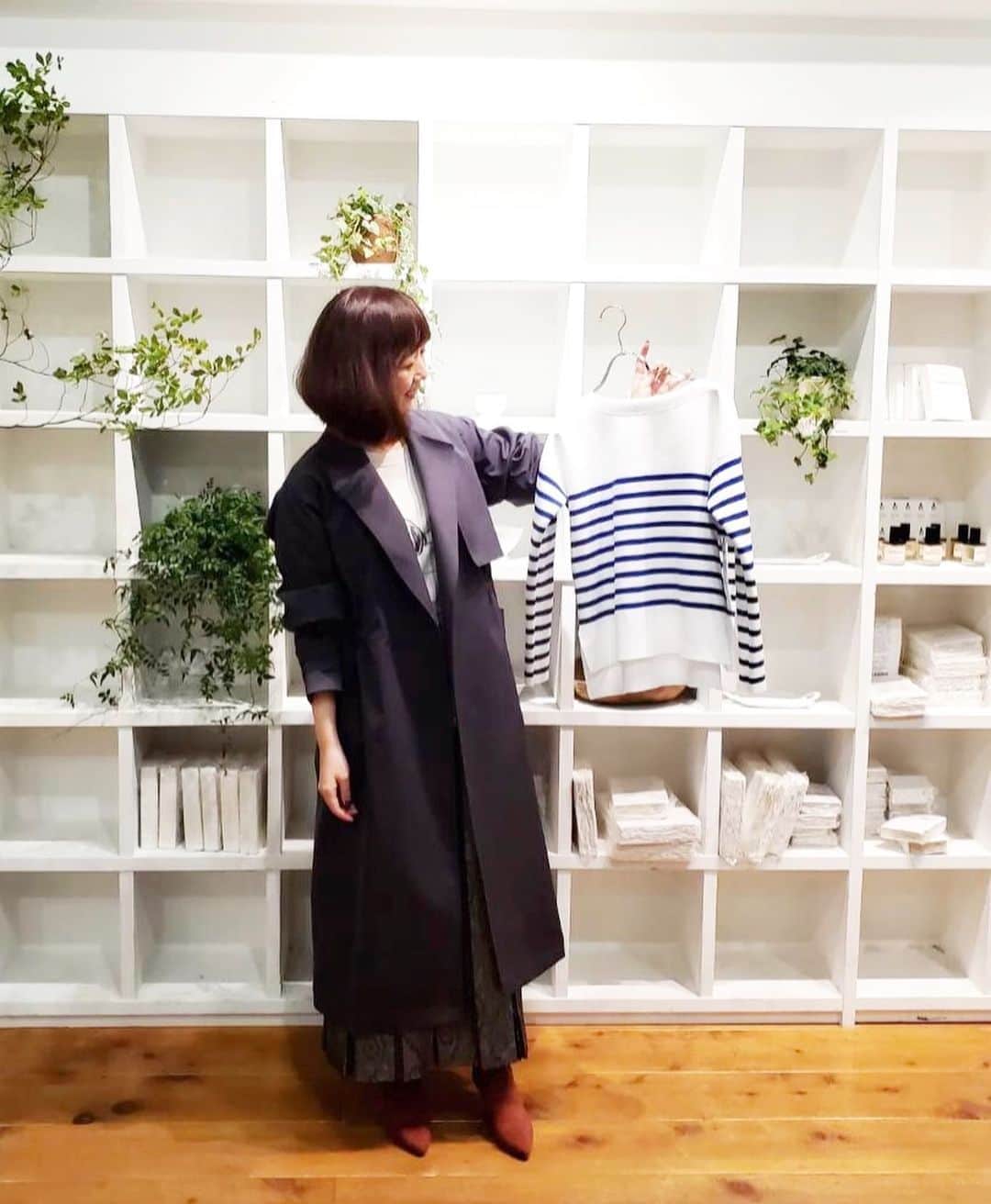 のインスタグラム：「ダマさま @dama_stagram の新ブランド『lelill』（レリル）の2020ssプレス展に滑り込み💨 . 機能性の高いライン"lelill black"からコート（写真で着用してるのは黒、この同型のベージュ🧥）とタイトすぎないタイトスカート（白）をオーダー。シワになりにくいそうなので、春の旅のお供にしよう！ . アカウントもできたばっかり👶✨ 皆さんもよかったらフォローしてね〜👉 @lelill_official . . #luxluft から #lelill へ  #レリル 早口だと言えないやつ #タイムレス な服 #2020ss #アウター好き」