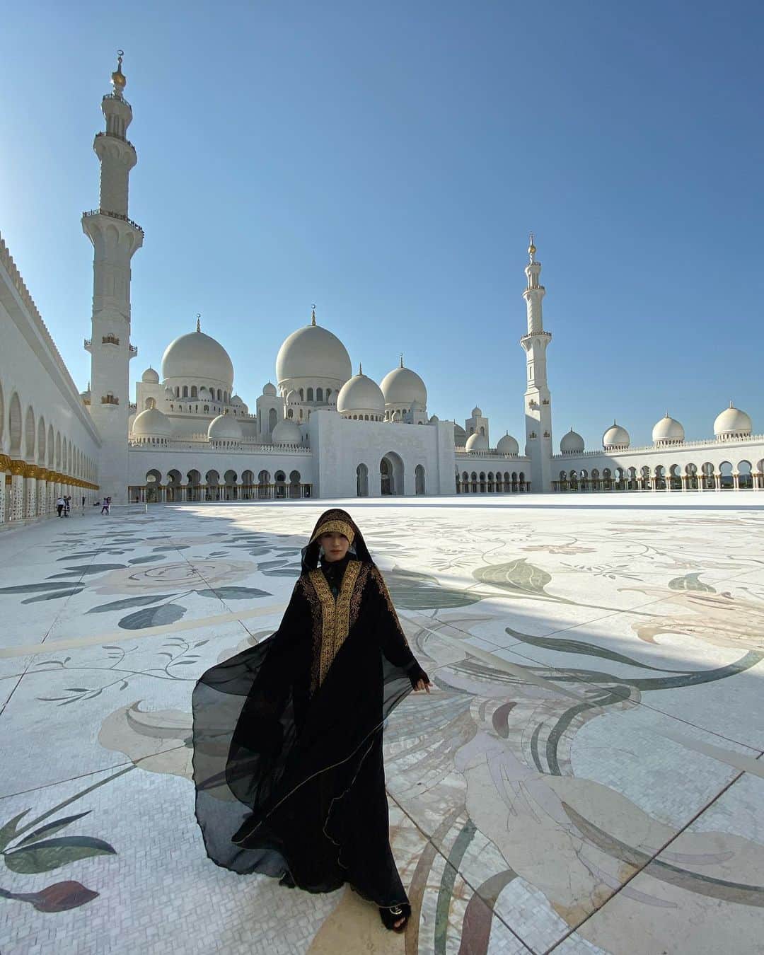 木下春奈さんのインスタグラム写真 - (木下春奈Instagram)「・ ・  Sheikh Zayed Grand Mosque. ・ モスクに訪れるのは2回目だけどいつ見ても綺麗🕌 今回はアバヤを事前に購入しました！ 可愛くてお気に入り🥰 ・ ・ #🇦🇪#abudhabi#アブダビ #sheikhzayedmosque#mosque」11月14日 19時10分 - haruna_kinoshita
