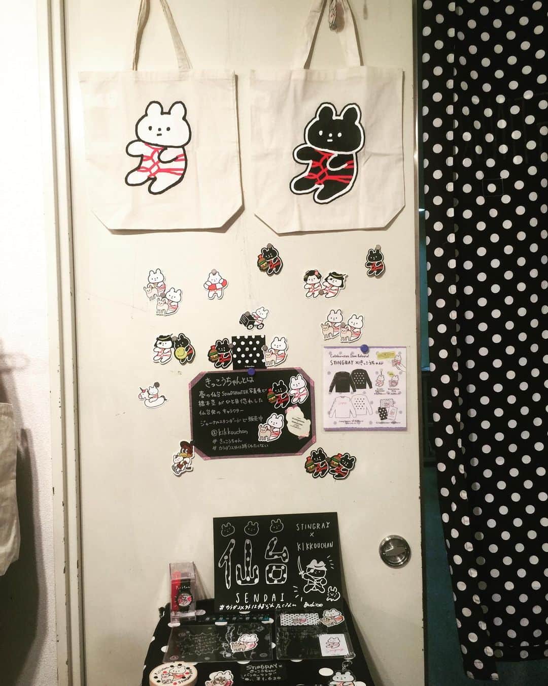 橋本塁さんのインスタグラム写真 - (橋本塁Instagram)「【STINGRAY札幌初日終了！】 初日終了致しました！ありがとうございました！差し入れありがとうございました！明日も札幌ギャラリーアートスペース201(札幌市中央区南2条西1丁目7番地8 山口ビル6F )で11-21時でお待ちしてます！  #STINGRAY #札幌」11月14日 19時19分 - ruihashimoto