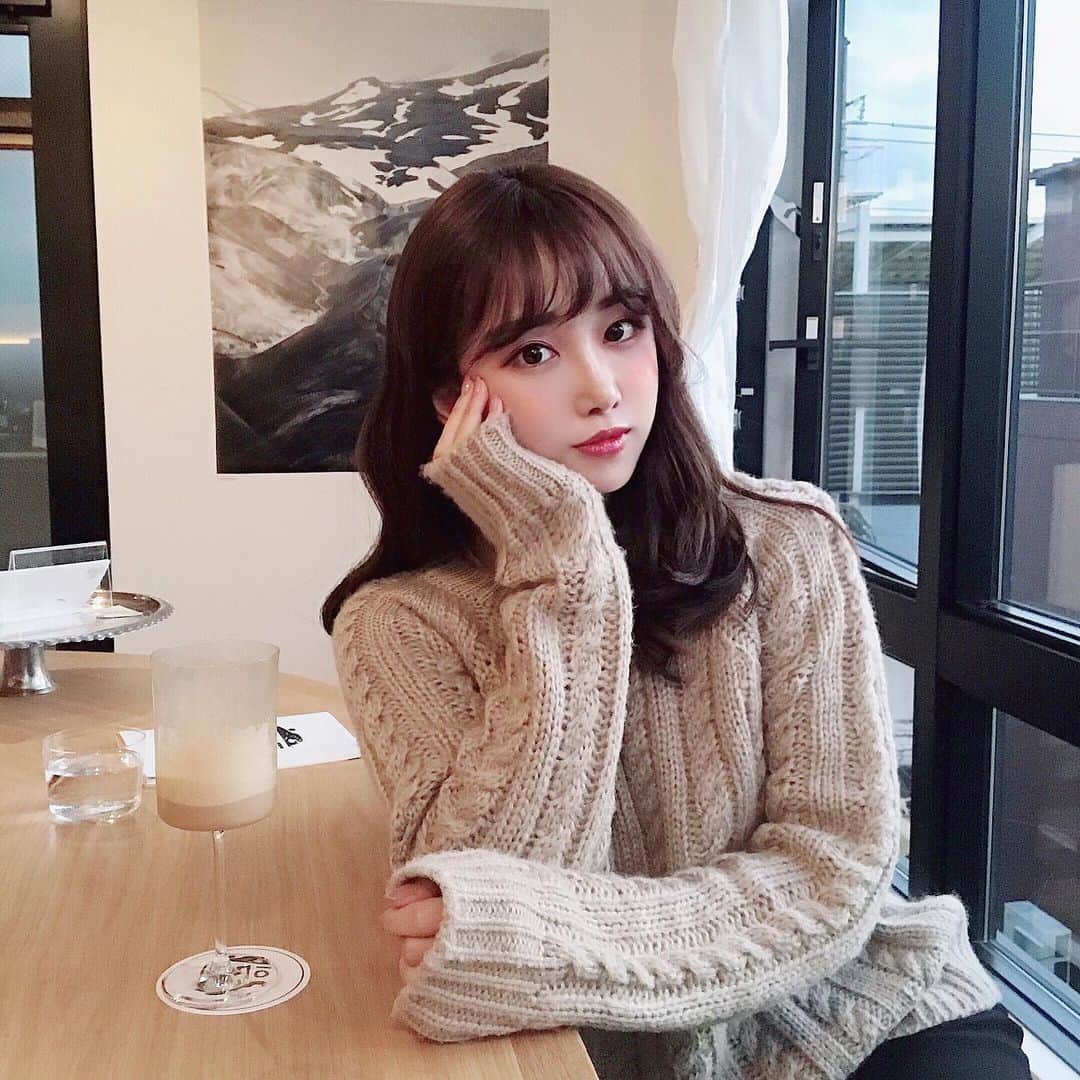 のインスタグラム：「冬服早く届いて〜😭😭😭今まだ船の上らしい。普通にぜんぶ自分で持って帰ってくればよかった😭😭😭さむいよ〜 ・ ・ ・ #일상 #일상그램 #데일리 #daily #mylife #일상스타그램 #데일리그램 #도쿄일상 #일본생활 #일본여행 #tokyo #東京 #tokyolife #japan #自拍 #时装 #粉我 #followｍe #l4l #tokyotokyo #tokyostreet  #韓国ファッション #韓国メイク #韓国好きな人と繋がりたい #イギリス留学 #사기샷 #渋谷 #오오티디 #페션스타그램」