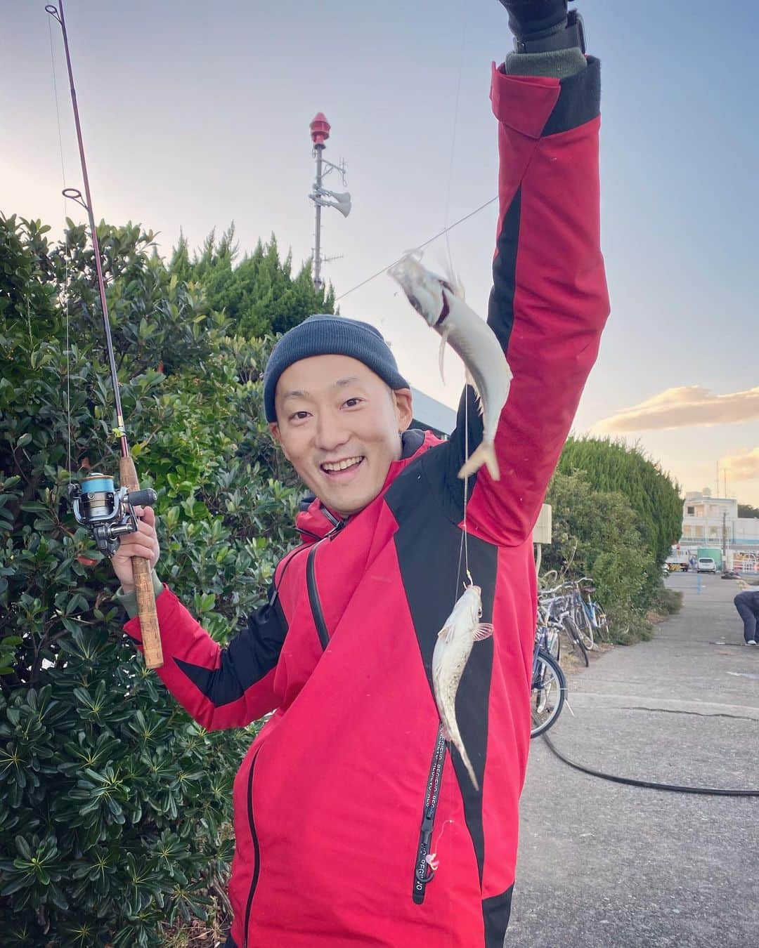 DJ MEGURUのインスタグラム：「やったぁーめっちゃ釣れました！大漁大漁🐟  明日のクラファンイベントで新鮮なアジを皆さんに振る舞えそうです！  今回はイタリアで修行を積んだアメリカ帰りの友人 @shunojo シェフが世界のストリートフードをテーマに料理してくれるのでこの食材たちがどうなるのかすんごい楽しみ！  そしてここに僕がセレクトした日本酒を合わせていきます！明日のクラファンイベントまじで楽しみだわ。  https://camp-fire.jp/projects/view/192133  席数まだ若干あります！当日参加もいけるかもなので興味ある方は連絡ください！  それとクラファンがいよいよあと4時間で終了。到達はしませんでしたがラストまで頑張りたいと思うので世界一クレイジーなトイレ作るのに協力してやってもいいよって方ラストスパートお待ちしています！！ #居酒屋再生計画 #ぎょうざの丸銀 #クラウドファンディング」