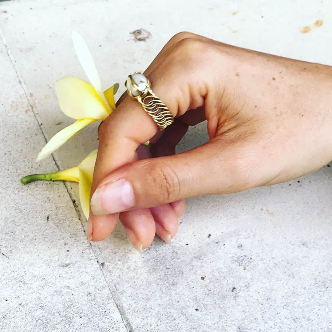 ベックスロックスさんのインスタグラム写真 - (ベックスロックスInstagram)「“The soft and gentle can overcome the tough and strong.” Aung, Burmese illustrator.  The Thorani pearl ring worn by beauty and friend @_mariahernst  Is hand made in Myanmar in collaboration with @turquoisemountainmyanmar in 18k solid gold with a fresh water pearl preserving traditional Goldsmithing.  To learn more or to have your own bespoke piece contact us thestudio@bexrox.com or DM us.  #Jewelswithsoul  #roxonajourney  #travelwithapurpose  #finejewellery  #pearls #softandgentle  #jewelrydesigner  #ethicallymade  #frangipani」11月14日 19時15分 - rcollectivestudio