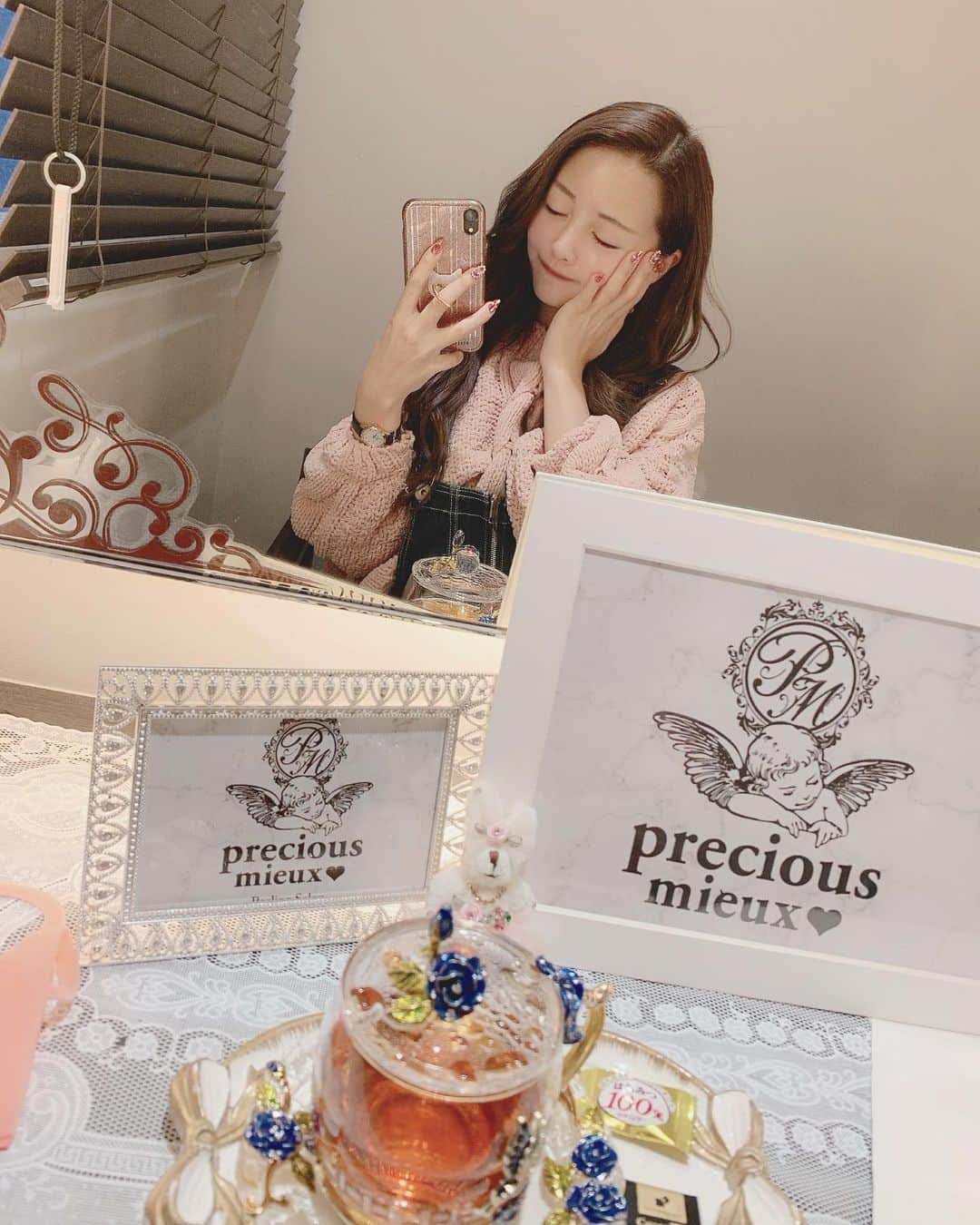 のインスタグラム：「今日仕事前に、 @precious_mieux にはじめて行ってきた⭐️ ピーリングの専門店に行くの初めてだったんだけど、毛穴洗浄もしてくれてめっちゃツルツルになった❄️ . .  ちゃんとしたピーリングするのは初めてだったんだけど、めっちゃヒリヒリして暴れかけた💦 けど我慢した分ツルツルになったからへっちゃら！ . . . Ps.ここのサロンの店員さん可愛い人しかいなくてびっくりした😂♡ちなみにえりなさんって方担当してくれてめちゃめちゃにかわいかった😍 . . #ピーリング　#ピーリング専門店 #フェイシャルエステ #エステ #毛穴洗浄　#precious_mieux #ニキビ治療 #ニキビ #ニキビ跡 #日焼け止め #ピーリング　#タピオカ　#背中ニキビ　#ニキビケア　#プレシャスミュー #ハーブピーリング #東京サロン　#エステサロン」
