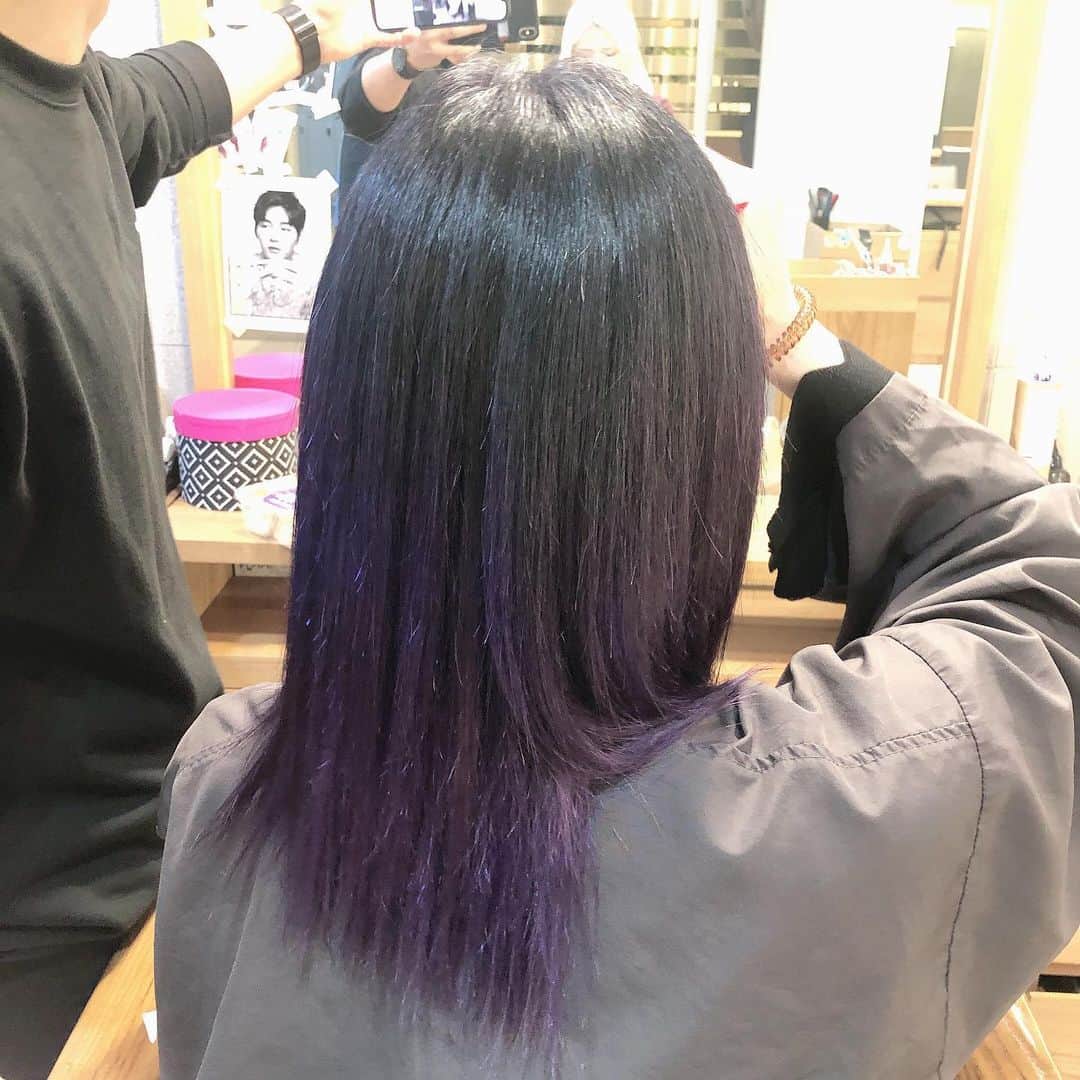 エリナさんのインスタグラム写真 - (エリナInstagram)「New hair color ❤️ purple two tone🥰대만족!! 紫グラデーションカラー！  #알루#ALUU#haircolor #hair#hairstyle #hairsalon #purplehair #me#selfie #ヘアカラー#韓国ヘア #パープルカラー #紫#グラデーションヘアー #gradationcolor」11月14日 19時21分 - erina_hrn
