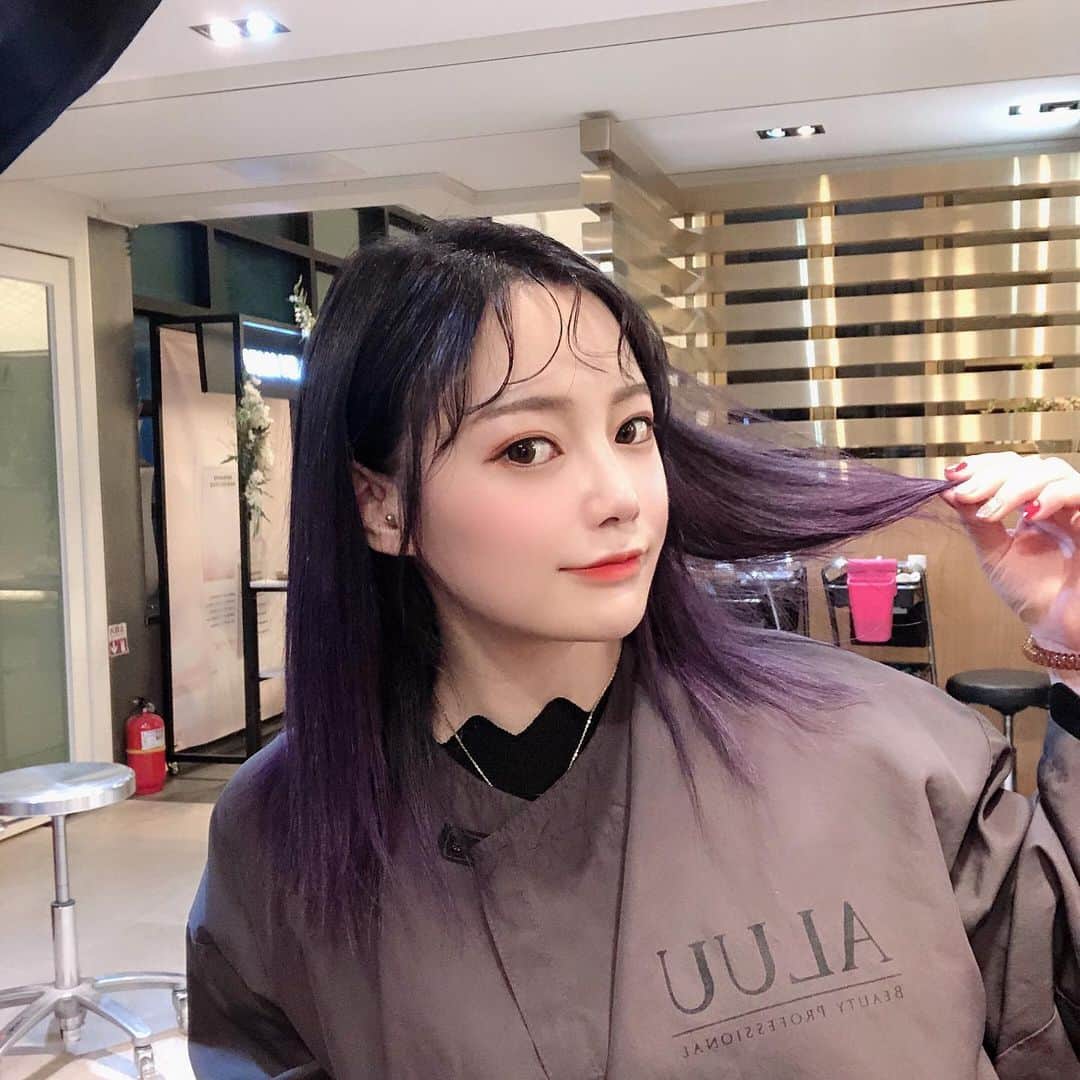 エリナさんのインスタグラム写真 - (エリナInstagram)「New hair color ❤️ purple two tone🥰대만족!! 紫グラデーションカラー！  #알루#ALUU#haircolor #hair#hairstyle #hairsalon #purplehair #me#selfie #ヘアカラー#韓国ヘア #パープルカラー #紫#グラデーションヘアー #gradationcolor」11月14日 19時21分 - erina_hrn