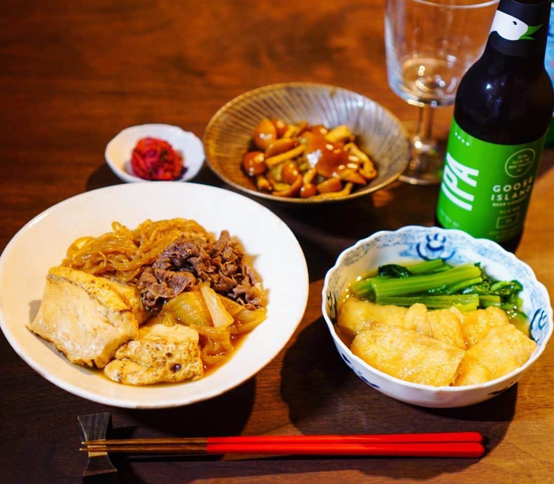 のインスタグラム：「○肉豆腐で晩酌○ ・ 肉豆腐 お揚げと小松菜 なめこおろし ・ ニッポンの晩酌🍻 昨夜は湯豆腐でした。あ、今日のお昼は麻婆豆腐、、、 豆腐に飢えてたのかな😂 #晩酌 #晩ごはん #夕飯 #おうちごはん #うちごはん #夜ごはん #dinner #肉豆腐 #なめこおろし」