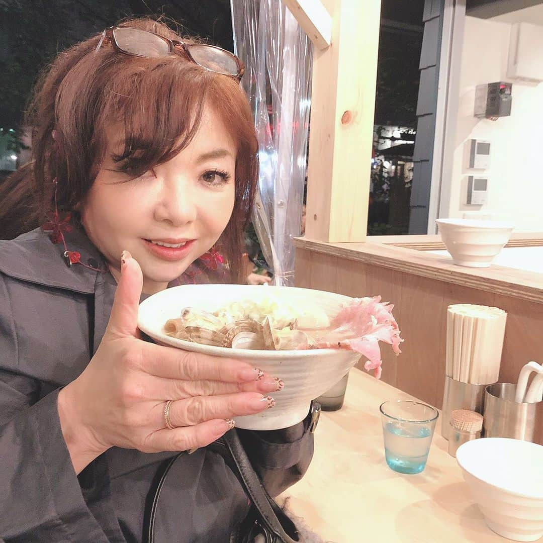 モモコさんのインスタグラム写真 - (モモコInstagram)「食堂みやざきに行った帰り〜。 向かいにラーメン屋さんが出来るみたい！優光さん！ 京都で人気の店で、木屋町店みたい！ オープン前やけど、4人で、いっぱいを分けさせて貰いました！むちゃ美味い お出汁が貝から取った旨味でいっぱい！うわぁ、しばらく辞めてたシメのラーメン復活やぁ！美味しいことは、大好きやのに敵やな！ ・ ・ ○11/14(木)YTV「秘密のケンミンショー」21:00〜 ・ ○11/16(土)YTV「あさパラ！」1200回記念SP 9:25〜 番組後半には「ハイヒールのチェコ&オーストリア旅」海外ロケ企画あり！  #ハイヒールモモコ #👠 #👠🍑 #CHANEL #シャネラー #グルメ #優光 #シメのラーメン #秘密のケンミンショー #あさパラ #1200回記念」11月14日 19時25分 - highheel_momoko