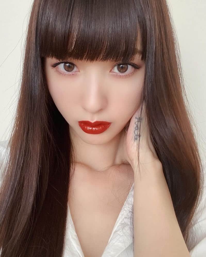 Rms Beautyさんのインスタグラム写真 Rms Beautyinstagram 鈴木えみさんにご紹介いただいたリップスティック ラプチャーは 深みのある大人のブリックレッド パキッとシンプルにリップが主役のメイクに Photo By Emisuzuki Official 11月14日 19時30分