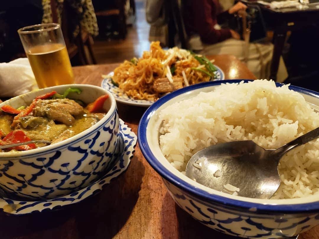 のインスタグラム：「. 先日、久しぶりにタイ料理屋へ🍚 『なんか知ってる気がする。。』 と思い返すと育ちゃんが教えてくれたお店だった！ 育ちゃんが妊娠、出産して、 赤ちゃん会ったら泣いちゃうかも(笑)本当に嬉しい❤ 里帰りで彼女は奈良にいるので 早く東京へ帰ってきてほしい。(笑) 子供が大きくなってきたら沢山一緒に遊びたいー！＼(^^)／ . @ikuko_oura  #新宿　#タイ料理　#美味　#トムヤムクン　#最高　#美味しい　#大好き」