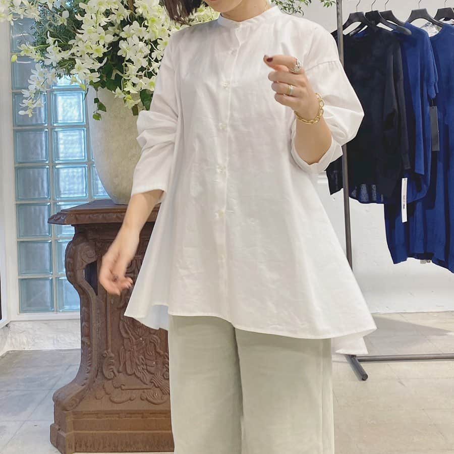 ryokoさんのインスタグラム写真 - (ryokoInstagram)「@mizuiroind_official の展示会に行ってきました🌿好みのものばかり❤︎ シンプルだけどコーデのポイントになってくれる素敵なお洋服がたくさんありました☺︎アシメデザインが可愛いシャツやワンピタイプすぎたー✨スタンドカラーの白シャツ可愛かったなぁ(1.3.4枚目)2枚目のシルエットが素敵すぎるワンピース(2.5.6枚目)に一目惚れしてオーダーしてきましたよ❤︎トレンチもすごく軽くてシルエットもキレイだったなぁ☺︎(2.7.8枚目) ． ． #mizuiroind #SPRINGSUMMER20 #20SS #MARcourt #MARcourtDESIGNEYE  #ミズイロインド #展示会 #2019ss」11月14日 19時34分 - ry.0123