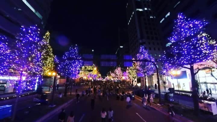 のインスタグラム：「Aren't the lights beautiful? Midosuji will be shimmering and shining like  this every night until Dec.31✨ Take a stroll down Osaka's main boulevard to  experience the city's magic this winter!  11/4からスタートした御堂筋イルミネーション✨ 4日には音楽に合わせて光が踊ってたで💃 シンフォニーは4日だけやけど御堂筋イルミネーションは12/31まで！！ 冬ならではの大阪のメインストリートを歩いてみてやー😉  #御堂筋イルミネーション #御堂筋 #OSAKA #maido #withOsakaBob #midosuji #osakalights」