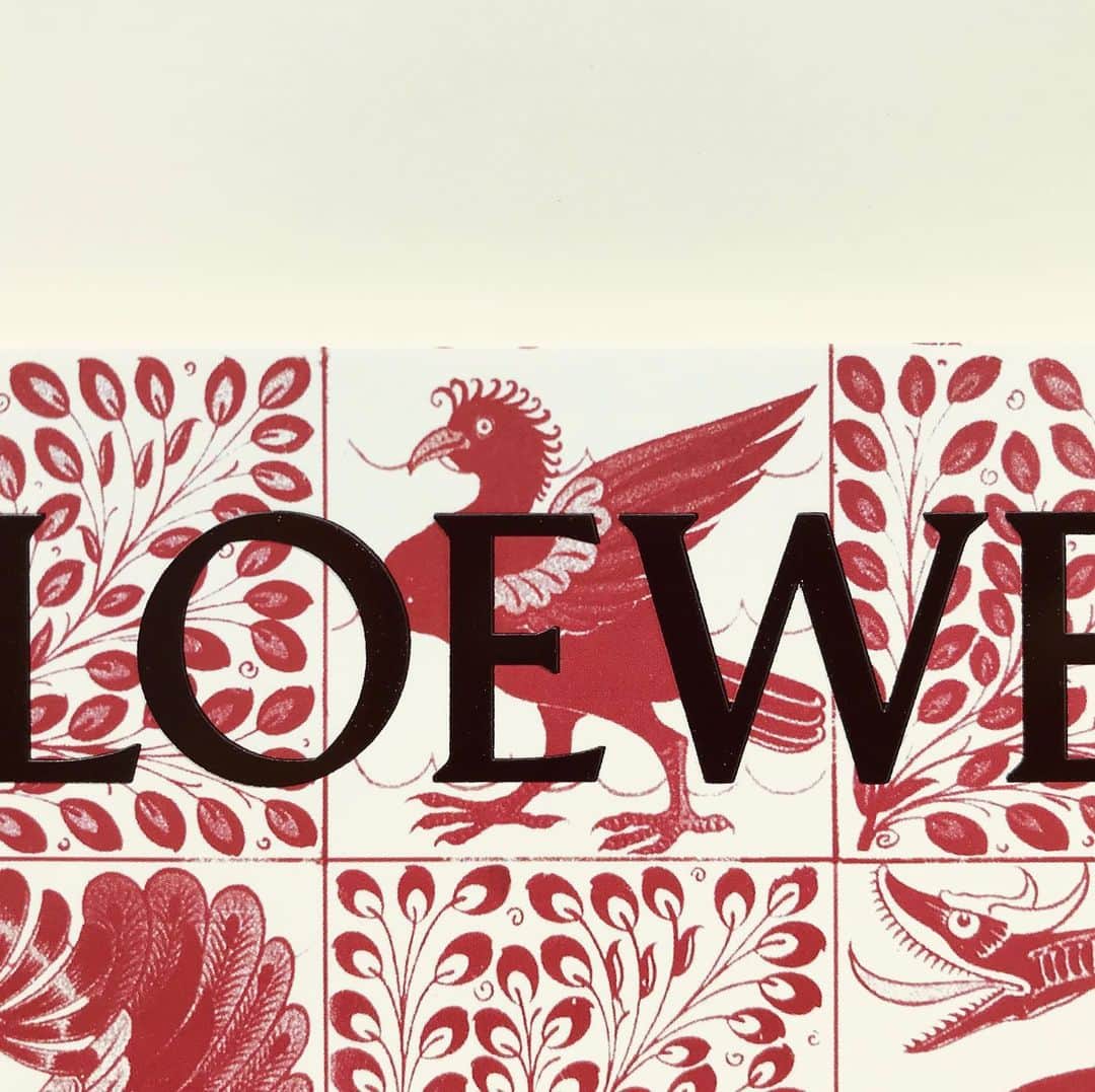 SPURさんのインスタグラム写真 - (SPURInstagram)「【世にも美しい　#ノート　出来ました! 】 　#ロエベ  @loewe  のカプセル・コレクションとリンクした特別付録のカバーにフィーチャーされたのは、アーツ&クラフツ運動の芸術家、ウィリアム・ド・ モーガンの作品⚡️ファンタジックな生き物や植物を描いたタイルや壁画で知られています。  ロエベのクリエイティブ・ディレクターであるジョナサン・アンダーソン @jonathan.anderson  が​「SPUR読者のみなさんのアート活動を応援するプラットフォームとして」​特別にデザインしたのがこちら。いわ ばロエベからの、ジョナサンからのクリスマス🎄ギフト🎁です。 自由な発想を促すようあえて 罫線はなく、ジョナサンこだわりの上質紙で構成し、書き心地抜群の80ページ。 珍しいスクエアのフォルムは、ウィリアム・ド・モーガンの作品であるタイルから着想を得 ました。 M/M(Paris) @mmparisdotcom  によるモダンなデザインのブランドロゴは、箔押しで立体的に。幻想的な生き物 やアナグラム、“ゲート トップ ハンドル ミニ”バッグなどをかたどったステッカー6枚 セットもついてきます✨　シールを収納するポケットには、付箋などちょっとしたものを入 れておくこともできて便利ですよ💡 何よりもこのアートワークはレアです! 11月22日の 発売日をお楽しみに!  #SPUR #fashion #mode #follow #newin #2019 #loewe #artsandcrafts #williamdemorgan #art #アート　#アーツアンドクラフツ  #spurjanuaryissue #stationery #文房具　#クリスマス　#クリスマスプレゼント」11月14日 19時39分 - spurmagazine