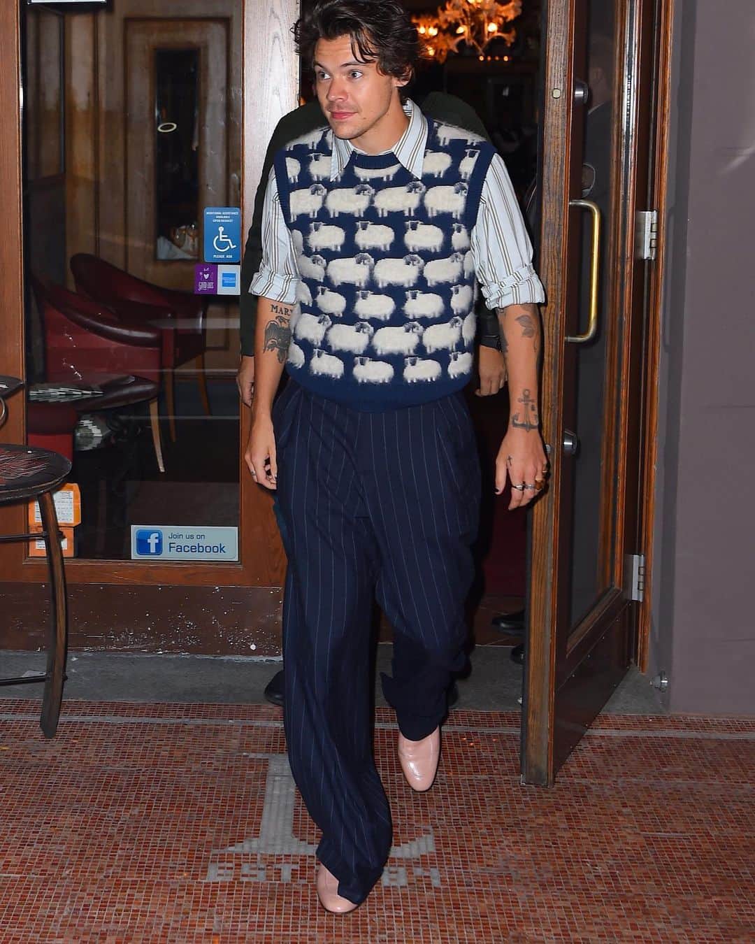 ランバンのインスタグラム：「@harrystyles wearing the #LanvinSS20 « Intarsia Sheeps » sleeveless top in New York. #LanvinbyBrunoSialelli」