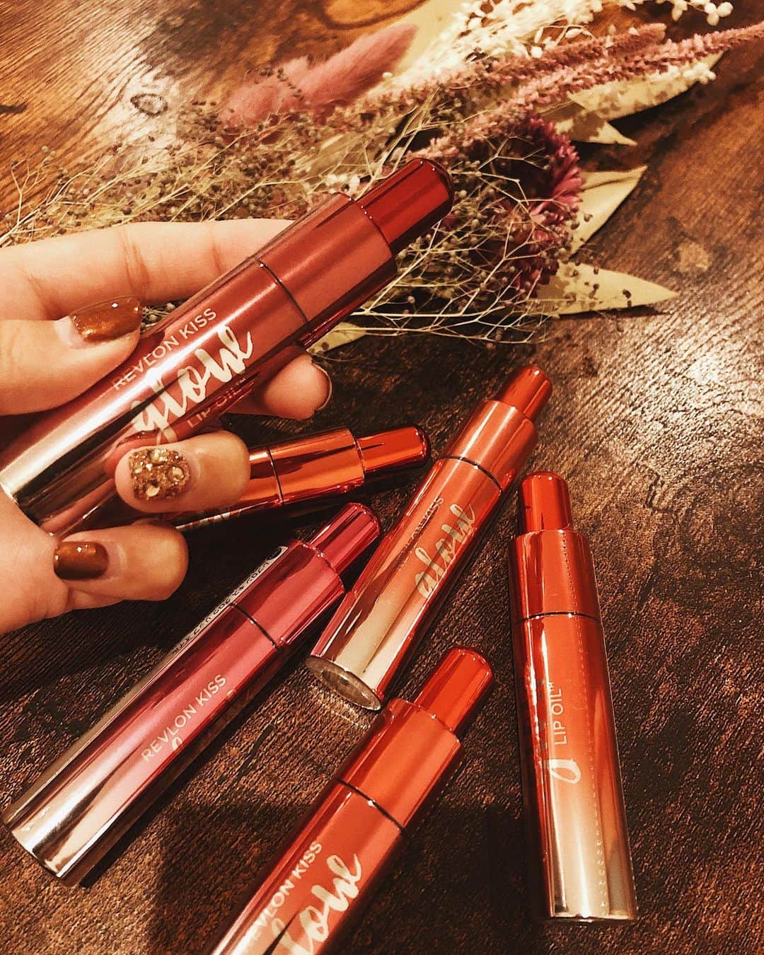 のインスタグラム：「ずっと気になってた @revlonjapan のキスグロウリップオイル💋をゲットしてきた🥰❤︎ ㅤㅤㅤㅤㅤㅤㅤㅤㅤㅤㅤㅤㅤ 絶対好きな質感だから全色！ 動画撮って近々アップします💐❤️ ㅤㅤㅤㅤㅤㅤㅤㅤㅤㅤㅤㅤㅤ やはりプルプルリップが好き❤︎ ㅤㅤㅤㅤㅤㅤㅤㅤㅤㅤㅤㅤㅤ #instagram  #japan  #メイク  #YouTube  #cosmetics #love #me #makeup  #fashion #メイク動画  #メイク #コスメ  #ドライフラワー  #新作 #アイシャドウ  #revlonjapan #revlon #キスグロウリップオイル #秋コスメ #新作コスメ」