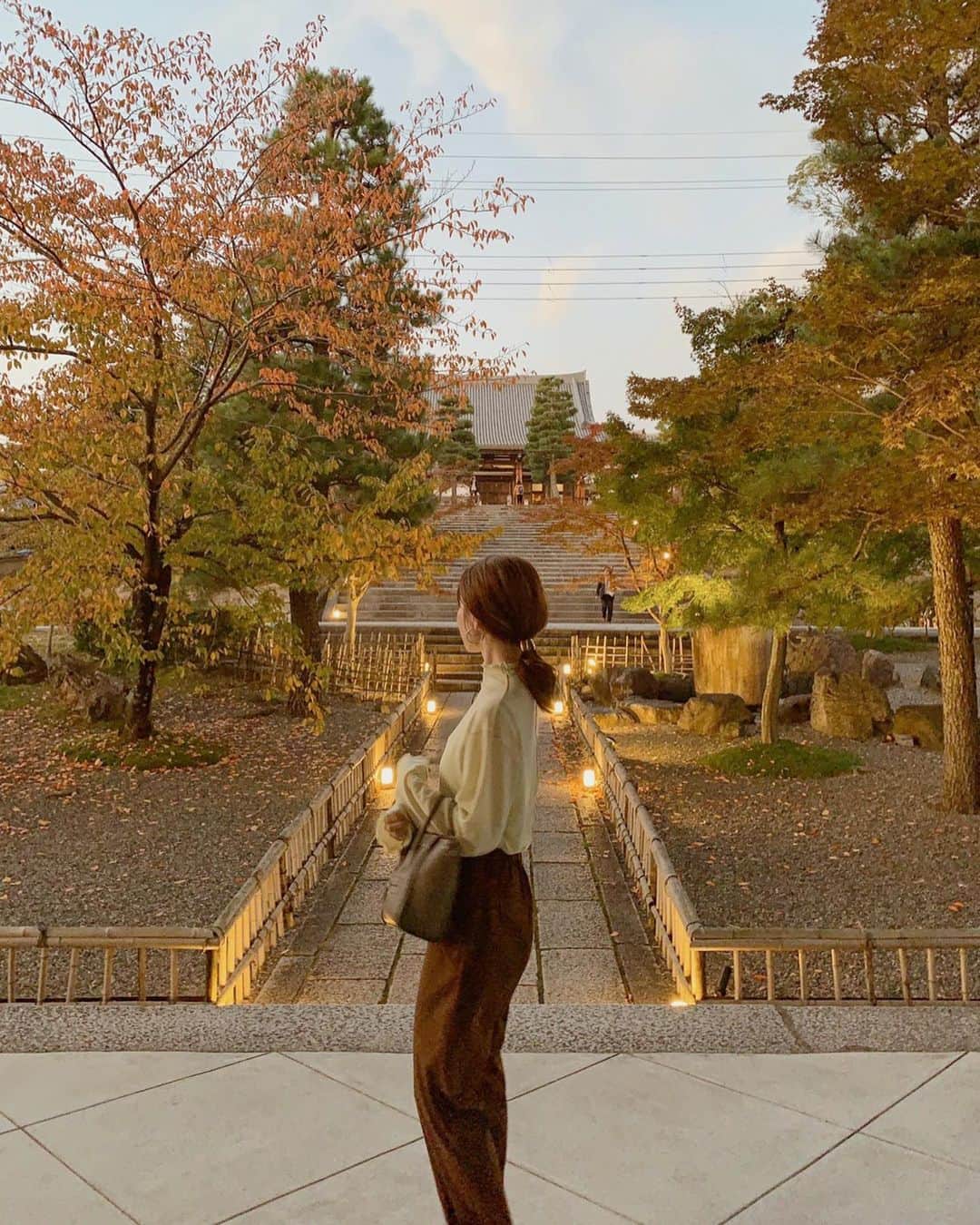 工藤はるかさんのインスタグラム写真 - (工藤はるかInstagram)「ㅤㅤㅤㅤㅤㅤㅤㅤㅤㅤㅤㅤㅤ 京都でのこの写真お気に入り👭🌅 ㅤㅤㅤㅤㅤㅤㅤㅤㅤㅤㅤㅤㅤ この写真は金戒光明寺の山門から見た夕日。 11/15〜12/1限定で16:30以降も 入れるようになっているそう☺️ ㅤㅤㅤㅤㅤㅤㅤㅤㅤㅤㅤㅤㅤ きれいな景色を見ると本当に心が浄化されて パワーチャージされる感じがします💪🏻✨ ㅤㅤㅤㅤㅤㅤㅤㅤㅤㅤㅤㅤㅤ #そうだ京都行こう #pr #金戒光明寺 #夕暮れ #har_trip ㅤㅤㅤㅤㅤㅤㅤㅤㅤㅤㅤㅤㅤ」11月14日 19時55分 - har_326