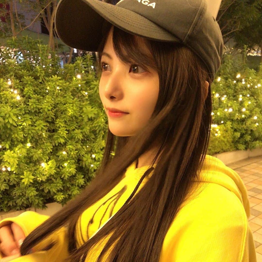 岡田栞奈のインスタグラム：「かなり黒に染めたん💓 イルミネーションの 季節だねぇ〜🎄 3枚目の顔今のLINEアイコン 🙄🙄🙄🙄🙄w #後楽園 #デート #イルミネーション #遊園地 #ジェットコースター🎢 #乗ってきた #ラクーア」