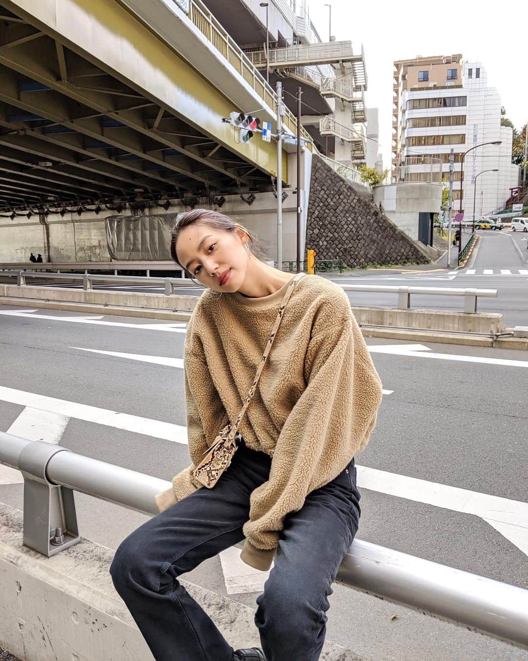 Shiho Sasakiのインスタグラム：「新作のBOAプルオーバー🐻 裾が絞れるリメイク風の仕様がポイントだよ💟 渋谷店のリニューアルでも大人気だったけど、明日の心斎橋のOPENにも入荷します✨ 私は今回行けないけど、official  staffの　@natorika と @mi_smile25 が店頭に立ちます❣️ insta liveでご紹介したスタッズbag&walletのノベルティも可愛かったからすぐ無くなっちゃうんだろうなぁ💭 #MOUSSY#MOUSSYSNAP#」