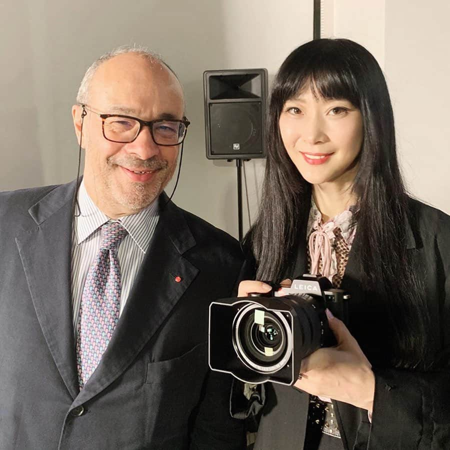 安珠さんのインスタグラム写真 - (安珠Instagram)「4700万画素「ライカSL2」発表会✨﻿ 社主カウフマン氏、写真ディレクターのダニエル氏が来日してプレゼンテーション﻿ ﻿ カウフマン氏のライカと写真に対する知識と情熱は計り知れない。尊敬と感謝！﻿ ﻿ ﻿ マグナム・フォトグラファーのスティーブ・マッカリー氏がライカSL2で中国を撮影した作品も展示。レンズはほぼSL F2.8–4/24–90mmで撮影。なぜあなたはライカを選ぶ？の質問に彼は即答。「最高のものだから！」﻿ ﻿ https://jp.leica-camera.com/Photography/Leica-SL/Leica-SL2﻿ #LEICA #LEICASL #AndreasKaufmann #StefanDaniel #SteveMcCully #ライカ #ライカSL #anjuphotographer #安珠写真家 ﻿」11月14日 10時56分 - anjuphotographer