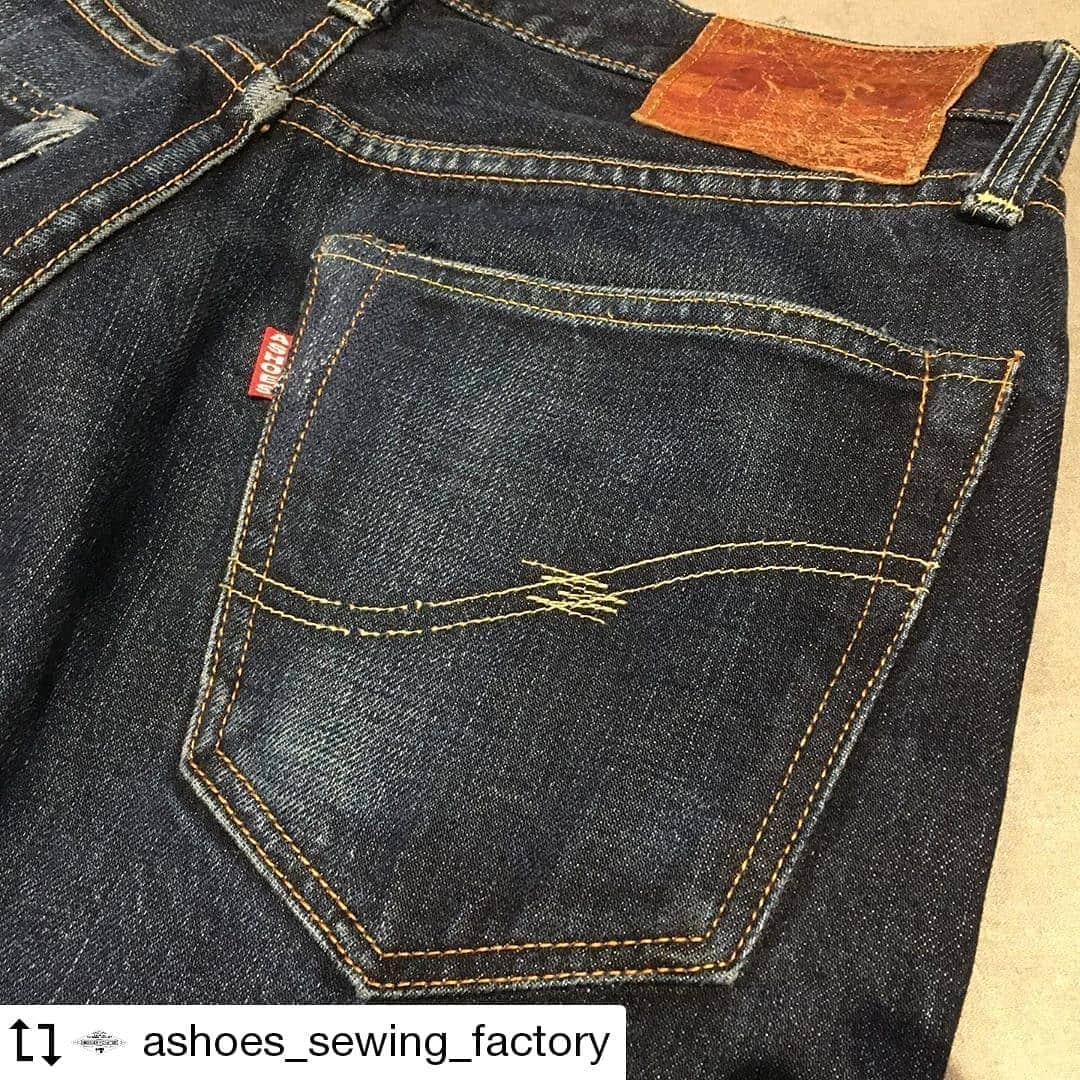 select shop「ASHOES」 SHOP STAFFのインスタグラム：「#Repost @ashoes_sewing_factory Made by @Image.Downloader · · · · サイド部分が裂けてしまったバックポケットのリペア。  全体を取り外して、隠しリベットも再生して、縫い直しました。  お気軽にご相談ください。 048-782-6627 −−−−−−−−−−− ジーンズをカッティングから丸縫いしています。シルエットの別注も可能です。 −−−−−−−−−−− #シルエット変更 #リメイク #デニムリペア #ジーンズ修理 #デニム修理 #サイズ変更 #幅出し #handmade #ハンドメイド #ashoes #亜洲'S #さいたま #大宮 #デニム #ジーンズ #裾上げ #チェーンステッチ #お直し #リペア #穴埋め #タタキ #singersewing #Unionspecial #sewing #sewingmachine #ミシン #シンガーミシン #ユニオンスペシャル #jukI」