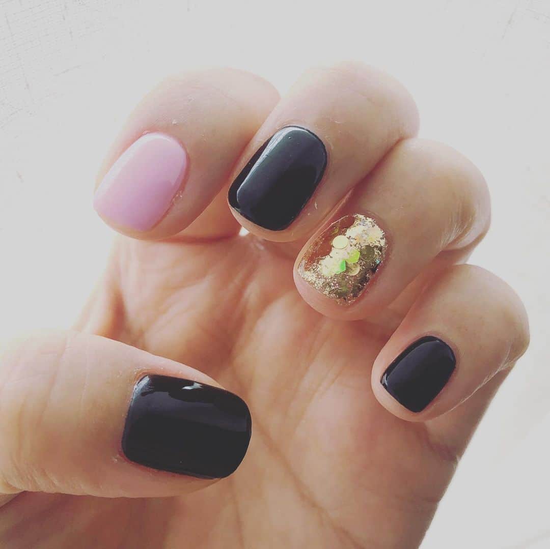阿部洋子さんのインスタグラム写真 - (阿部洋子Instagram)「💅💎✨ #nail #gelnails #new  #black #pink #gold #glitter  黒だけにしようとも思ったけど、 キラキラとピンクを🎶  #thankyou」11月14日 11時24分 - hirocoring