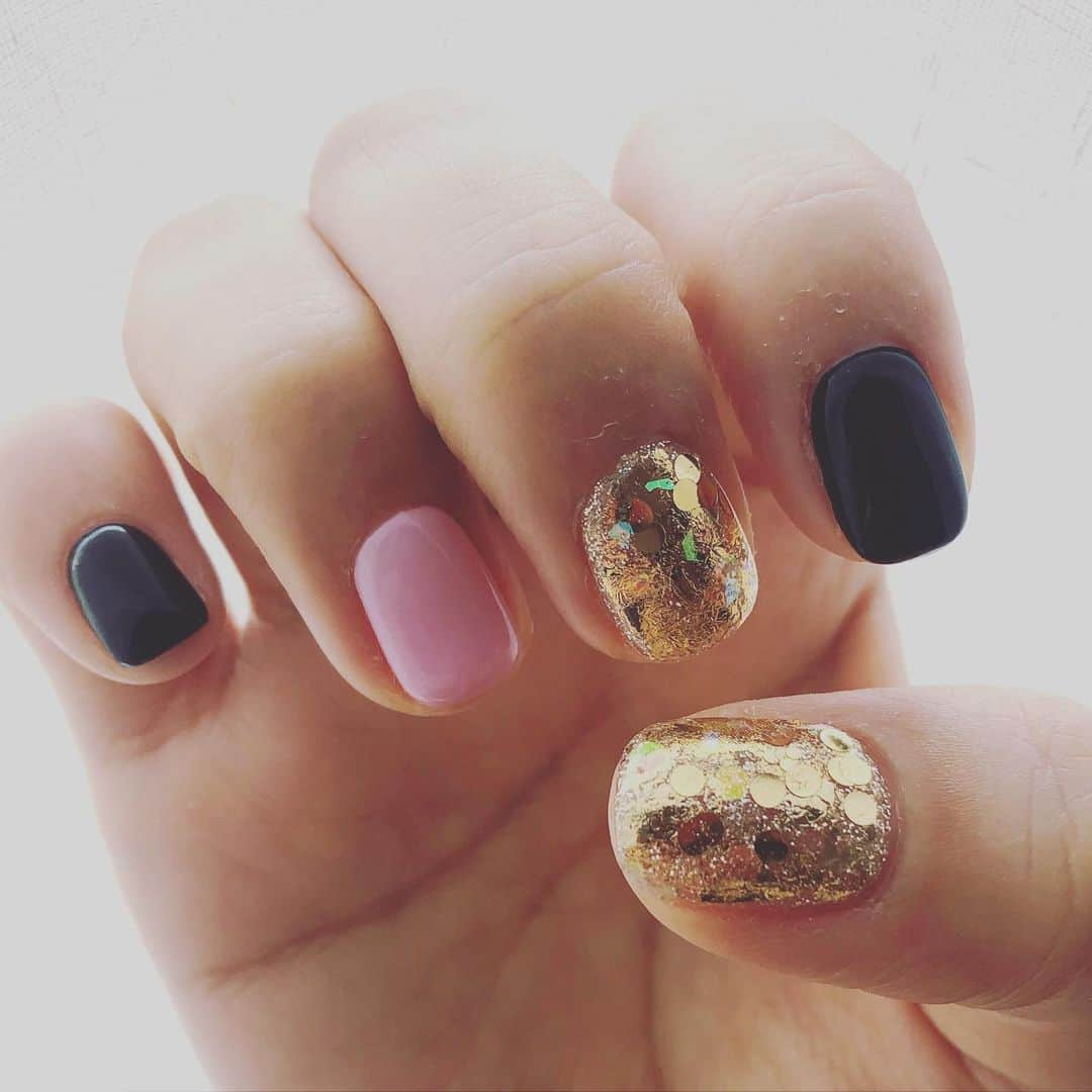 阿部洋子さんのインスタグラム写真 - (阿部洋子Instagram)「💅💎✨ #nail #gelnails #new  #black #pink #gold #glitter  黒だけにしようとも思ったけど、 キラキラとピンクを🎶  #thankyou」11月14日 11時24分 - hirocoring