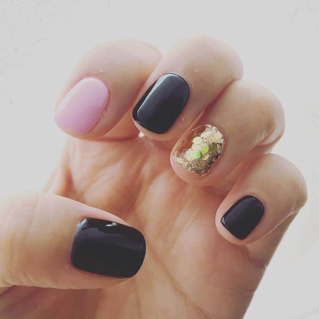 のインスタグラム：「💅💎✨ #nail #gelnails #new  #black #pink #gold #glitter  黒だけにしようとも思ったけど、 キラキラとピンクを🎶  #thankyou」