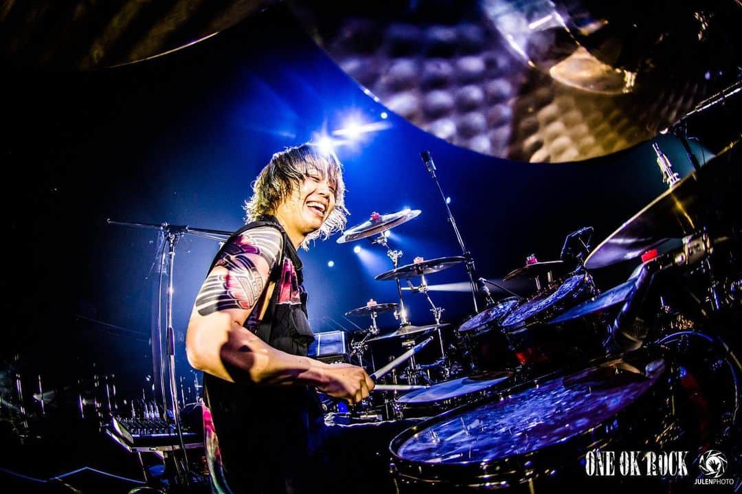 Julen Esteban-Pretelのインスタグラム：「@tomo_10969 and his eternal smile during @oneokrockofficial’s show at Yokohama Arena - Day 1 #ONEOKROCK #EyeOfTheStorm #JapanTour #JulenPhoto #TOURDREAMS」