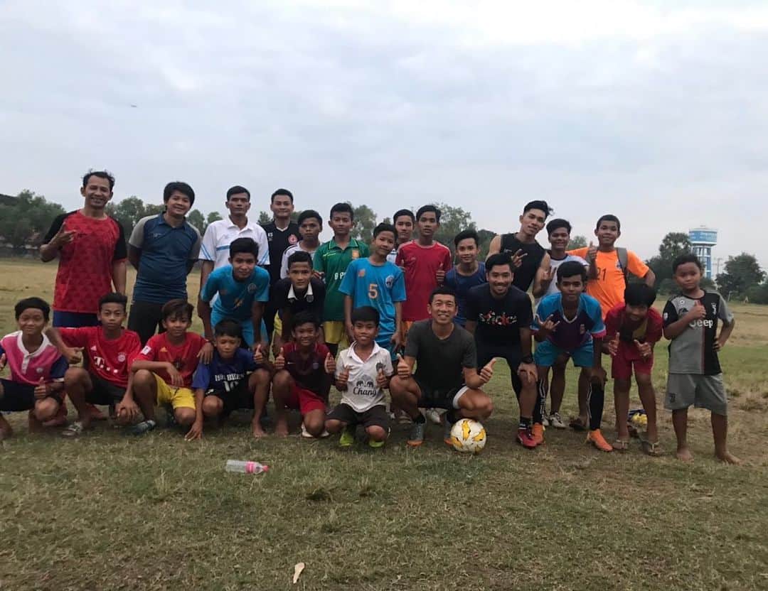 井手口正昭のインスタグラム：「jica ボランティア活動でカンボジアのクラチェ州で選手の育成と指導者の育成をしてる @kouta7824 くんにお願いして一緒に練習させてもらいました。 1人で田舎で頑張ってる姿をみていい刺激をもらいました👍🇯🇵🇰🇭 メコン川が近くにあって河イルカがみれるみたい🐬  #cambodia #kratie #jica」