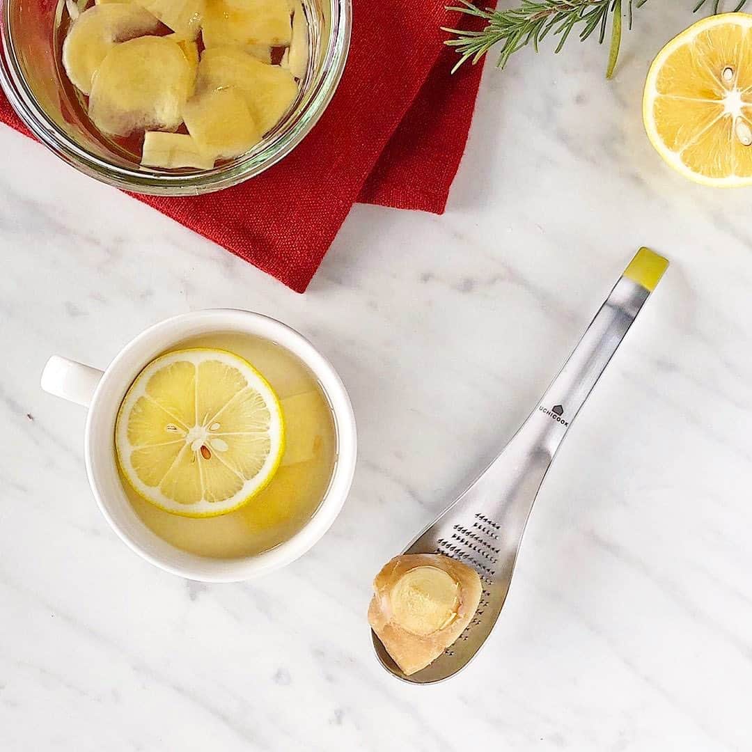 UchiCookのインスタグラム：「Ginger Lemon Water🍋💛⠀ ⠀ It’s getting cold all over🥶 In such a season, this hot drink is perfect for keeping you warm and avoid to catch a cold :) ⠀ ⠀ ■ Ingredients⠀ • 50g (0.1lb) ginger⠀ • 300g (0.65lb) sugar⠀ • 1 slice lemon⠀ • 500ml (17oz) water⠀ ⠀ ■ How to make⠀ 1. Slice ginger⠀ 2. Put the ginger, sugar and water in a pot and boil on medium heat.⠀ 3. Turn heat to low and keep heating for about 20 minutes until it gets thickened.⠀ 4. Take some of what you’ve just made, put it in a mug and add some boiled water.⠀ 5. Lastly, put some grated ginger and a slice of lemon. ⠀ ⠀ Stay warm🧡!⠀ • ⠀ • ⠀ • ⠀ #uchicook #graterspoon #Teatime #gingertea #gingerlemon #lemonwater #detoxwater #ginger #lemon #lemontea #detoxwaterrecipe #hotdrink #winterrecipes #foodstagram」