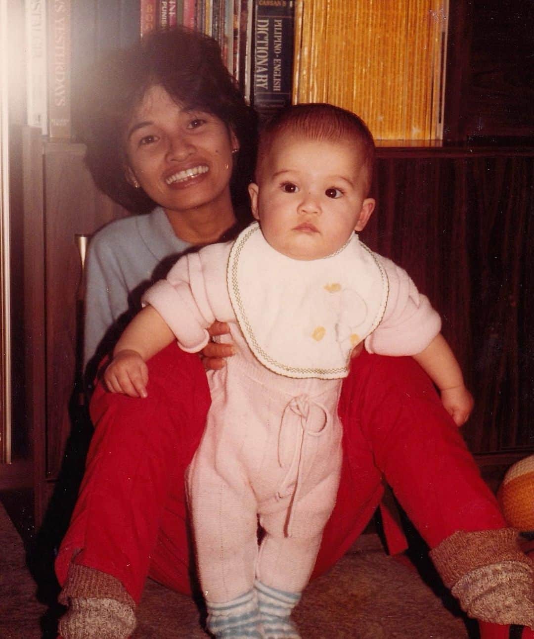 アン・カーティスのインスタグラム：「Happy Happy Birthday to my crazy beautiful mama @carmcurtissmith 💖. Grateful you’re able to make this quick trip for this very special time in our lives. Hope you liked my birthday gift - an apo 🤰🏻. I pray that he or she gets the crazy kulit genes you gave to me too. I’ve been blessed to have felt and seen the kind of love you have given to us, your children... and It brings me so much happiness knowing that my little one will get to experience that same kind of love (and maybe even more so I’ve been told 🤷🏻‍♀️) from his/her Lola. ❤️ Exciting times ahead and I couldn’t be more thrilled knowing I have you to guide me through it all!!!! Love you Mum. Happy Happy Birthday!!!!」