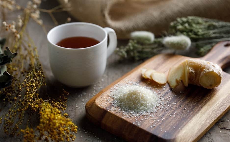のインスタグラム：「. 【自然の美味しさをそのまま】 生姜をまるごと乾燥し粉末にしたものを、砂糖の結晶にコーティングしました。粒の小さいザラメ糖がゆっくりと溶けだし、広がる味わいとその香り。ピリッと効く生姜の刺激で、後をひかないすっきりとした味わいに。 . . 【ほっこりと心から温まる一杯に】 冷えた身体を温めてくれる食材の定番、生姜。ぜひ温かい紅茶にたっぷり入れて、身体の芯から温めてくださいね。またお料理にさっとふりかけると上品な生姜の風味が楽しめます。 . . #砂糖#sugar#ザラメ#ザラメ糖#ラグジュアリーシュガー#ラグジュアリー#生姜#ジンジャー#ginger#温活#温活レシピ#冷え性#おもてなし料理#創作料理#ティータイム#teatimeおうちカフェ#暮らし#暮らしを楽しむ#インスタ映え#映え#instagood#instafood」
