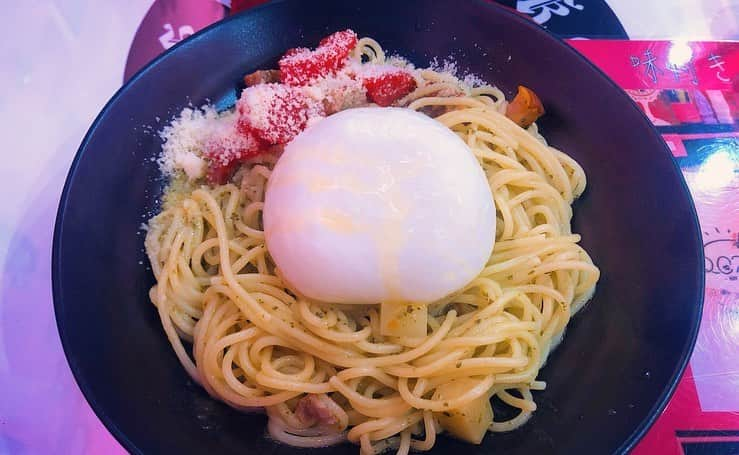 けちょんさんのインスタグラム写真 - (けちょんInstagram)「この前せななんとご飯したよ🍝 ママになって一段と美しくなってて見習わねばと思った🤦🏻‍♀️そして初、龍恩くん！！！可愛いかったな〜癒された〜(∩~o ~∩)✨ ・ ・ ご飯は @krycafe20xx にて、ジェノベーゼにでっかいチーズトッピングして贅沢な夕食でした🥳 (壁に落書きさせてもらったので見つけに行ってみてね♡)」11月14日 11時48分 - ke_chon